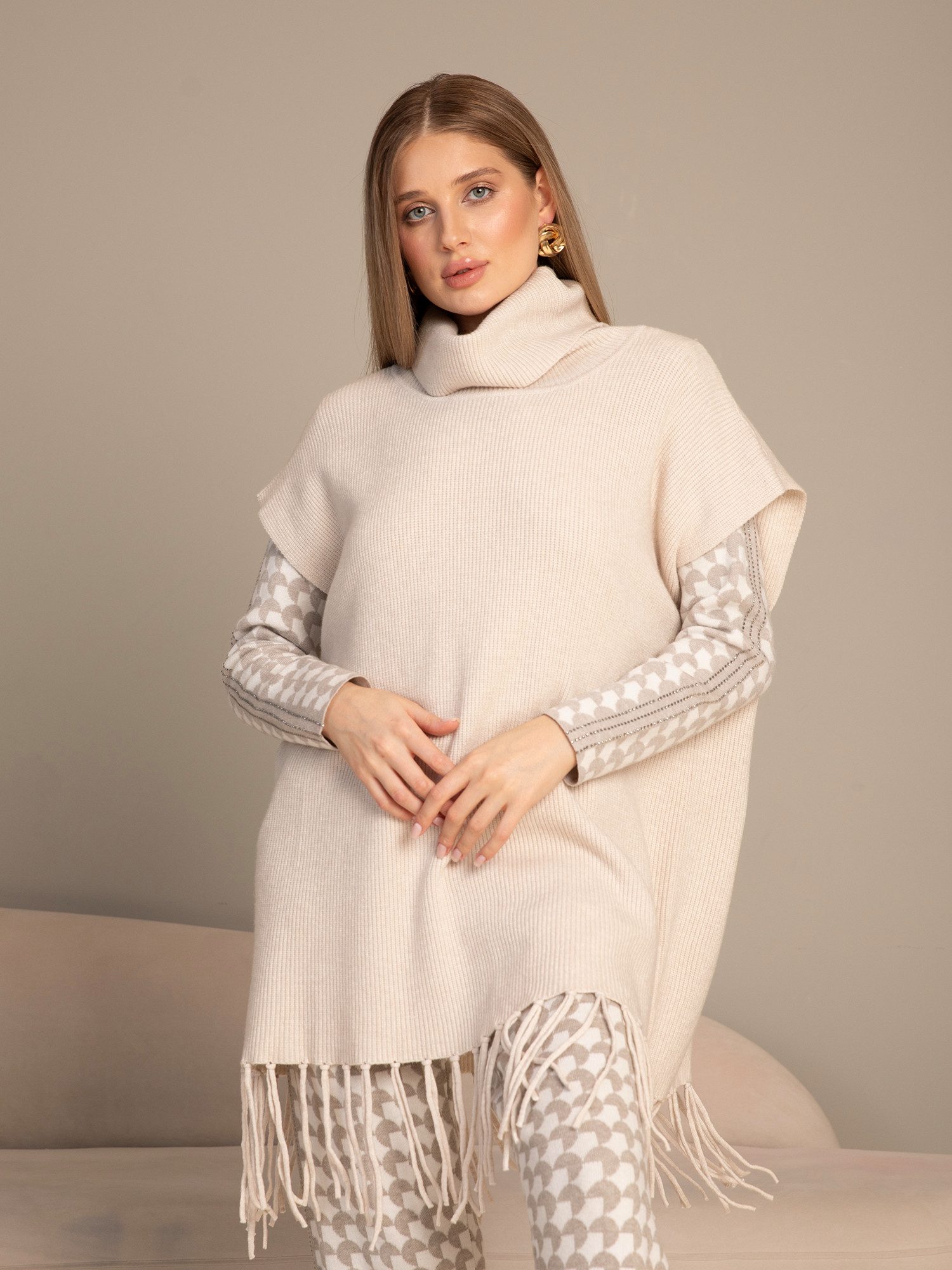 Passioni Strickponcho mit Rollkragen und Fransen unten