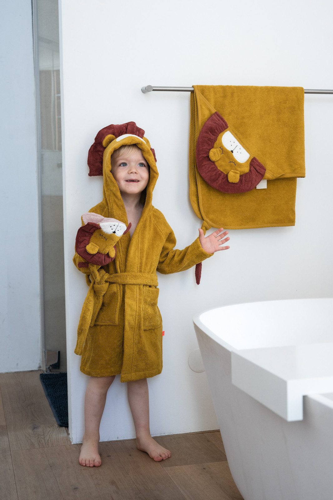 kikadu Badeponcho Kapuzen-Handtuch Löwe Mustard, kuschelig weich Bio-Baumwolle