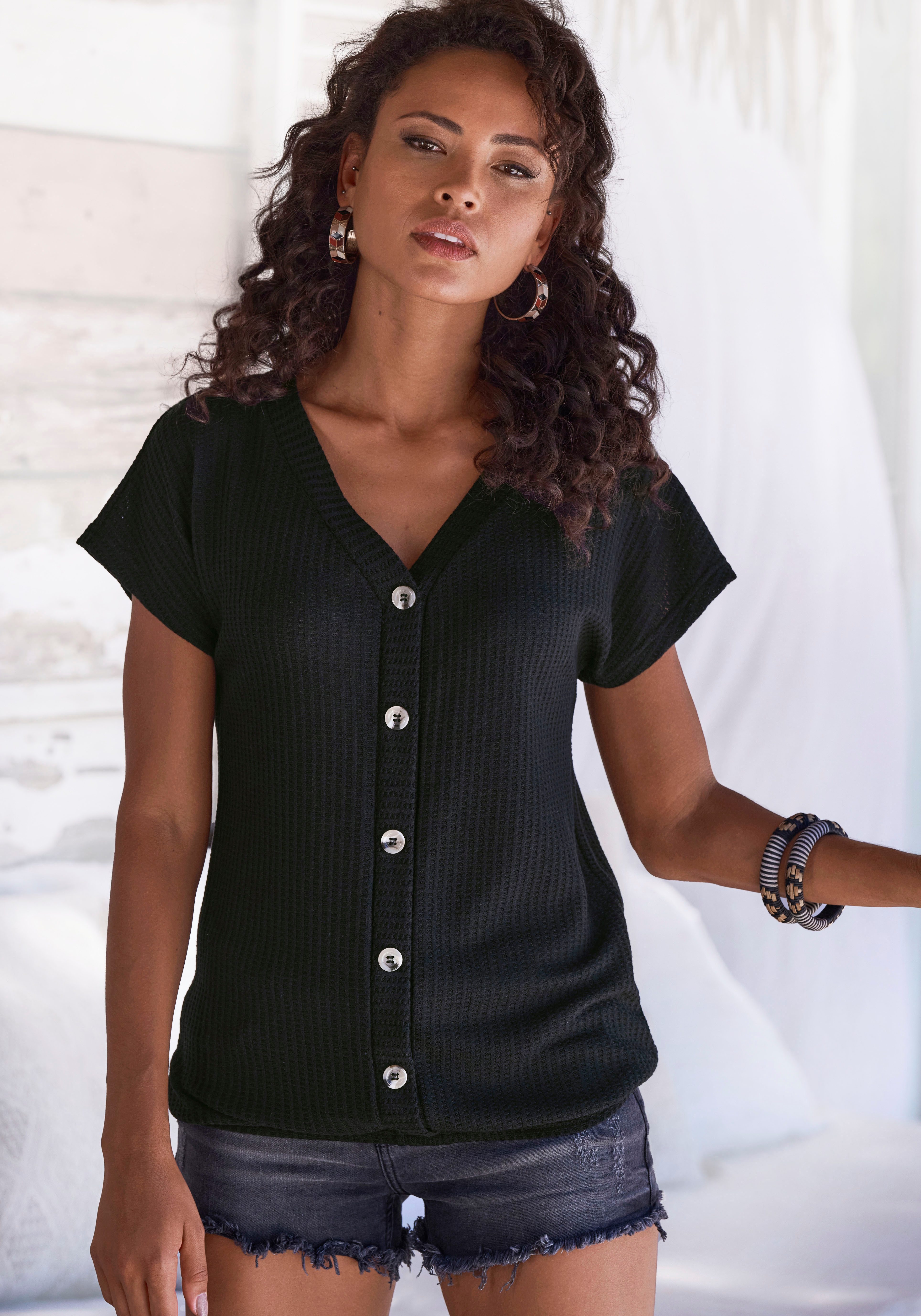 LASCANA Kurzarmshirt mit Zierknopfleiste Sommershirt aus luftiger Piqué-Qualität