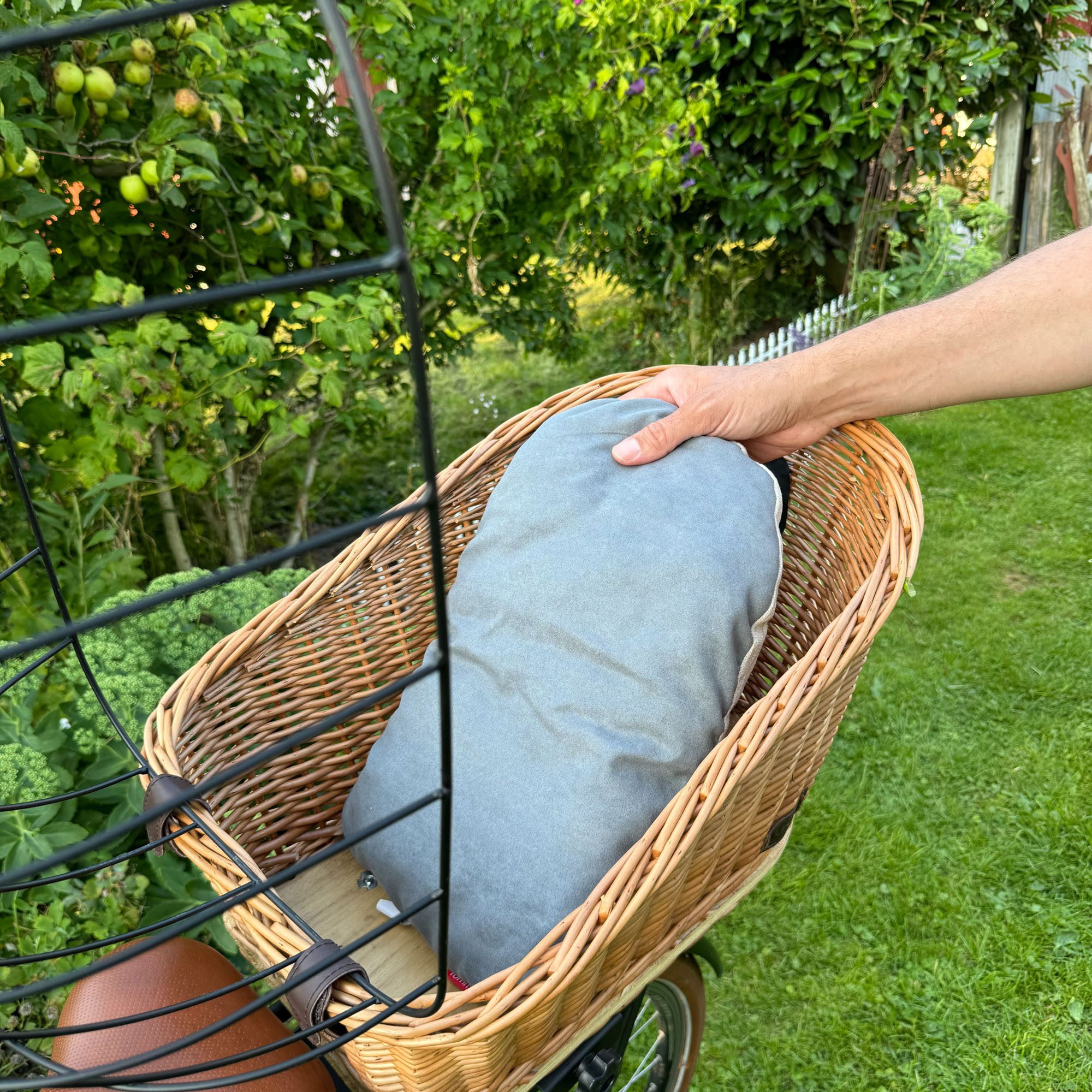 UNUS GARDEN Fahrradkorb Hundefahrradkorb Weide (47cmx34cmx29cm(LxBxH), Gitterabdeckung, waschbares Kissen und Schutzriemen