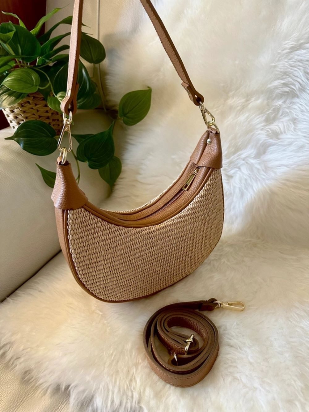 Handtasche Halbmondförmige Schultertasche aus Echtleder und Raffia