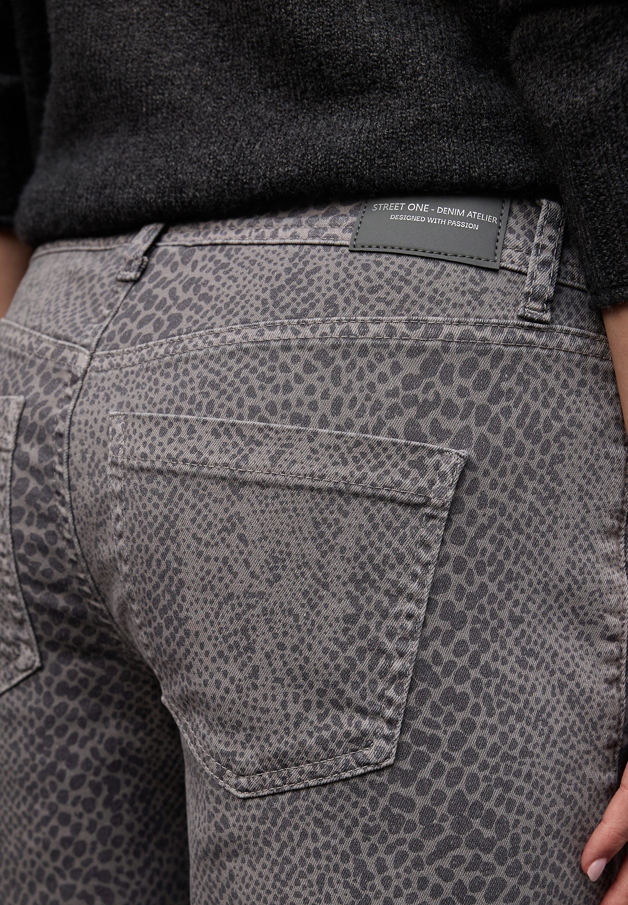 STREET ONE 5-Pocket-Jeans Graue Waschung, trendiger Snake Print – Bild 4 von 5