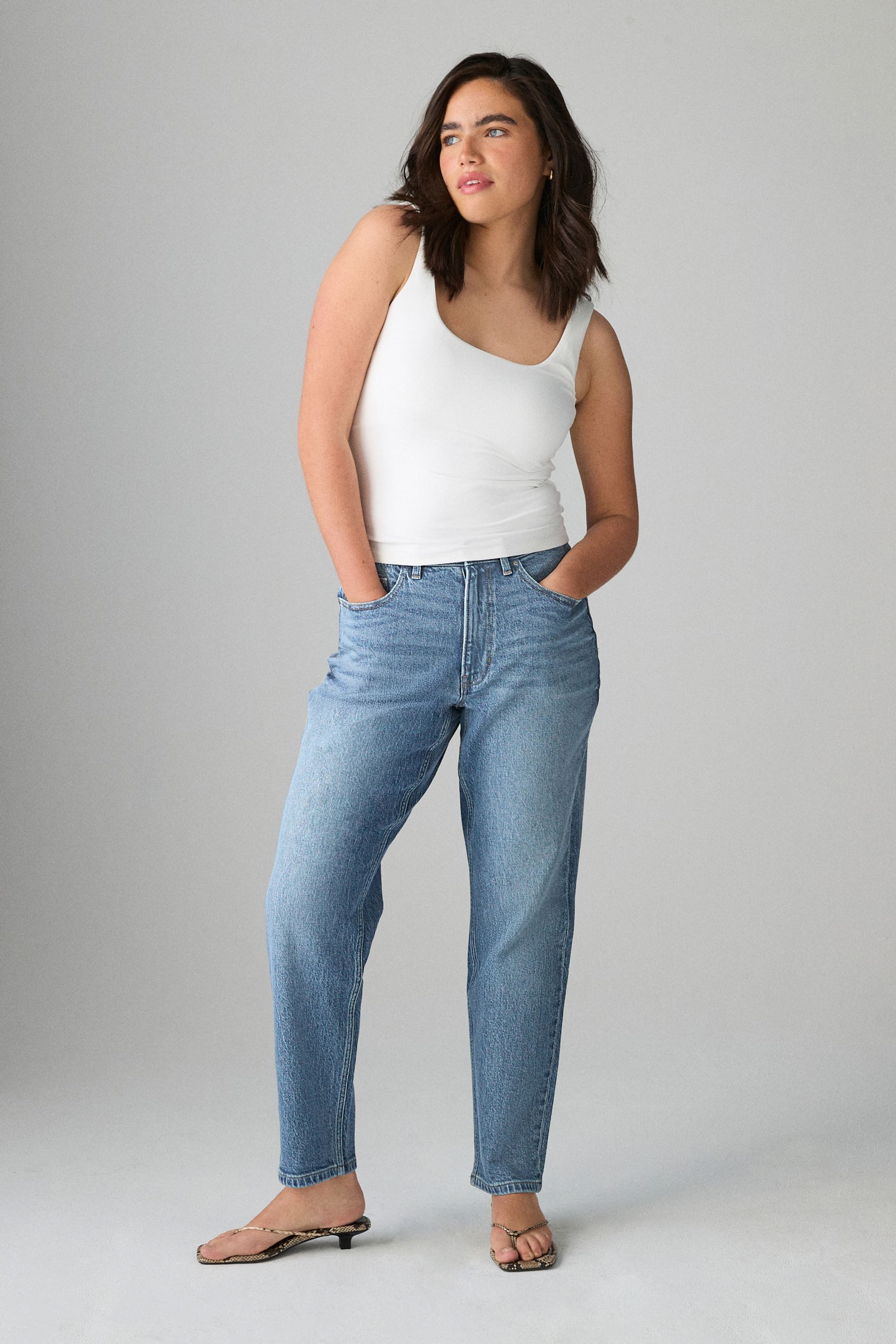 Next Comfort-fit-Jeans Gestufte Sanduhr-Mom-Jeans mit Comfort-Stretch (1-tlg)