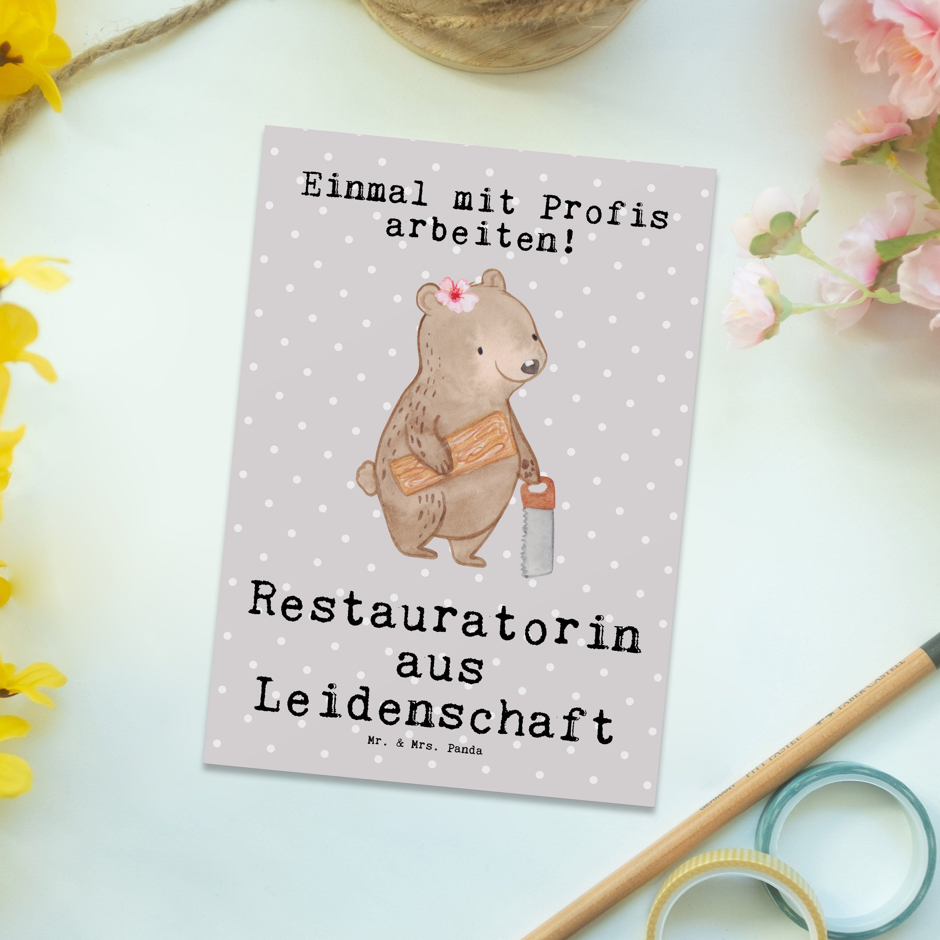 Mr. & Mrs. Panda Postkarte Restauratorin aus Leidenschaft - Grau Pastell - Geschenk, Geschenkkar