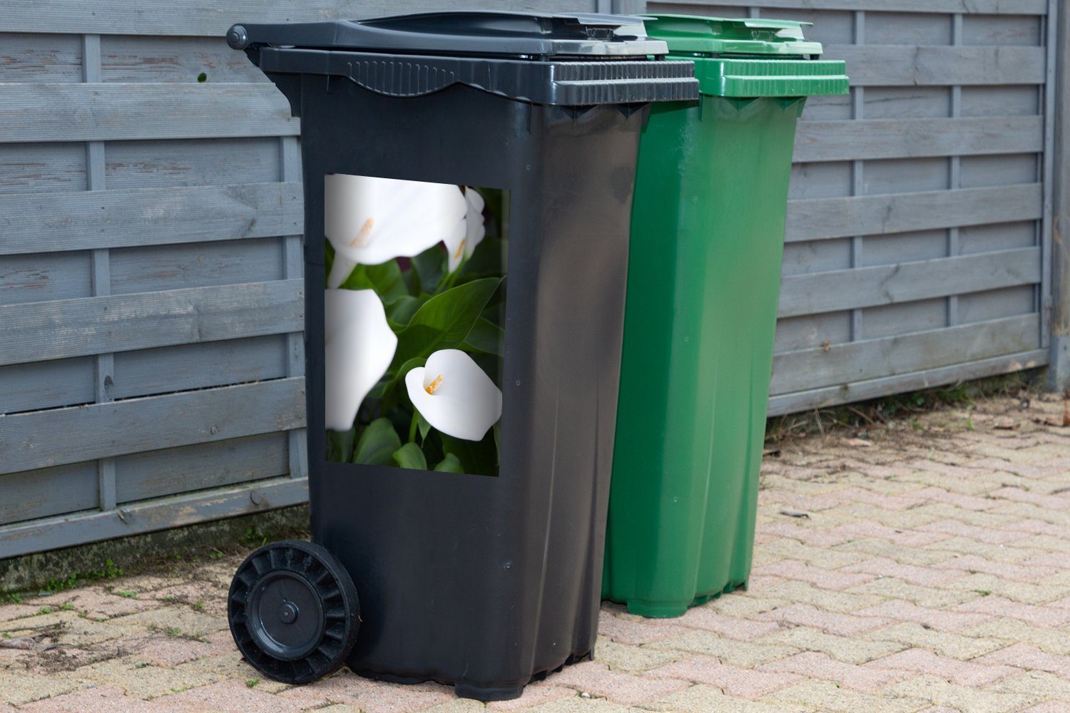 MuchoWow Wandsticker Weiße Calla-Blüten zwischen St), (1 Blättern Mülleimer-aufkleber, Mülltonne, grünen Container, Abfalbehälter Sticker