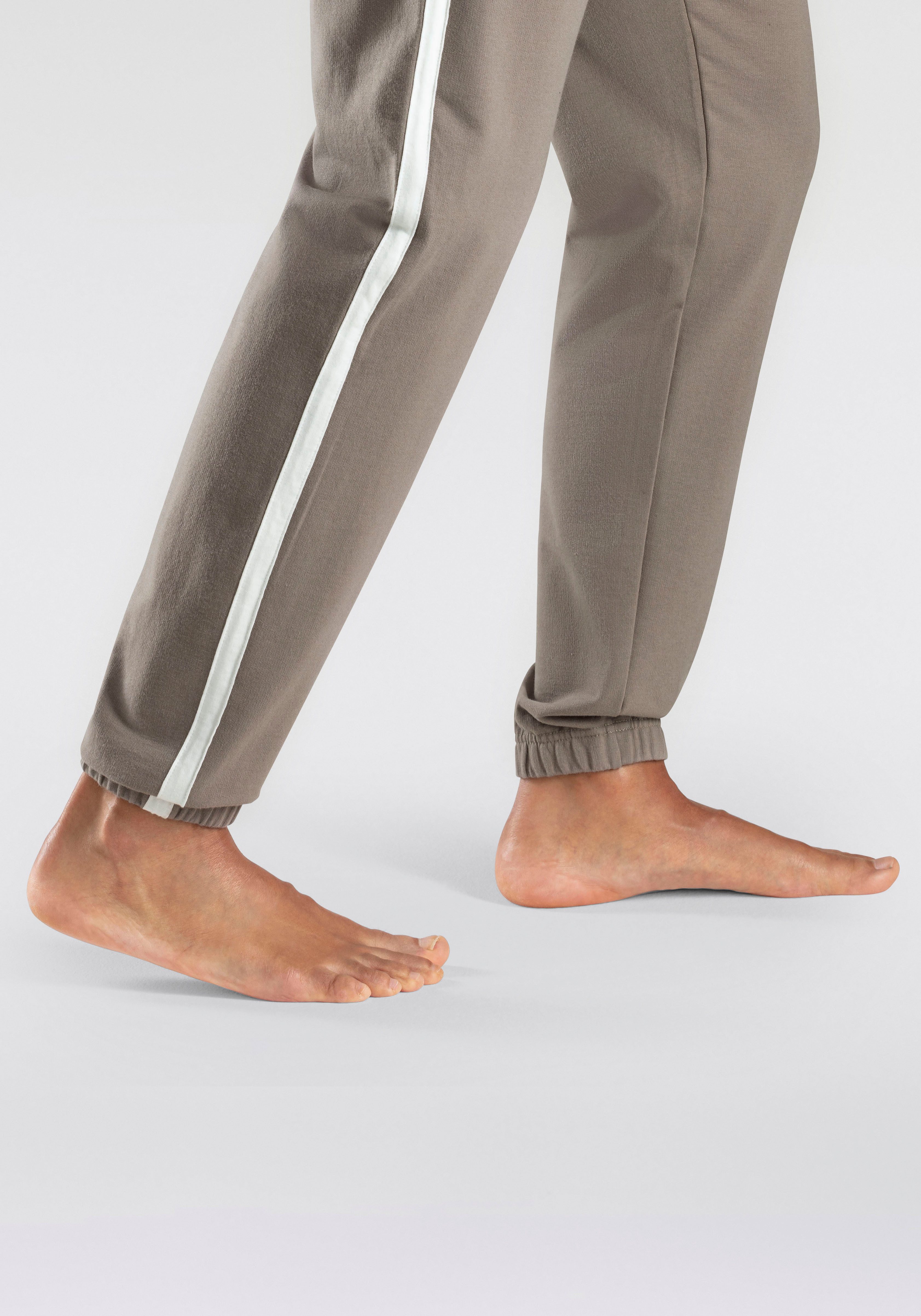 Bench. Loungewear Relaxhose lange Relaxhose, Sweathose aus leichter Sweat-Qualität – Bild 5 von 5