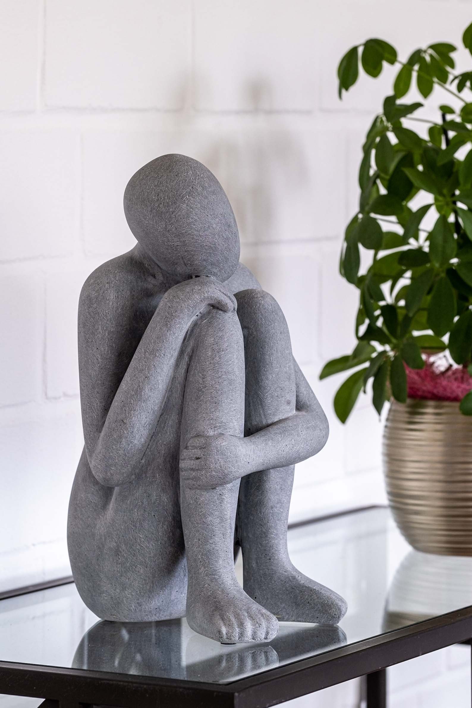 IDYL Dekofigur IDYL Moderne Skulptur Figur Sandsteinguss "Denkender Mann", Moderne Figur "Denkender Mann" in grau.
