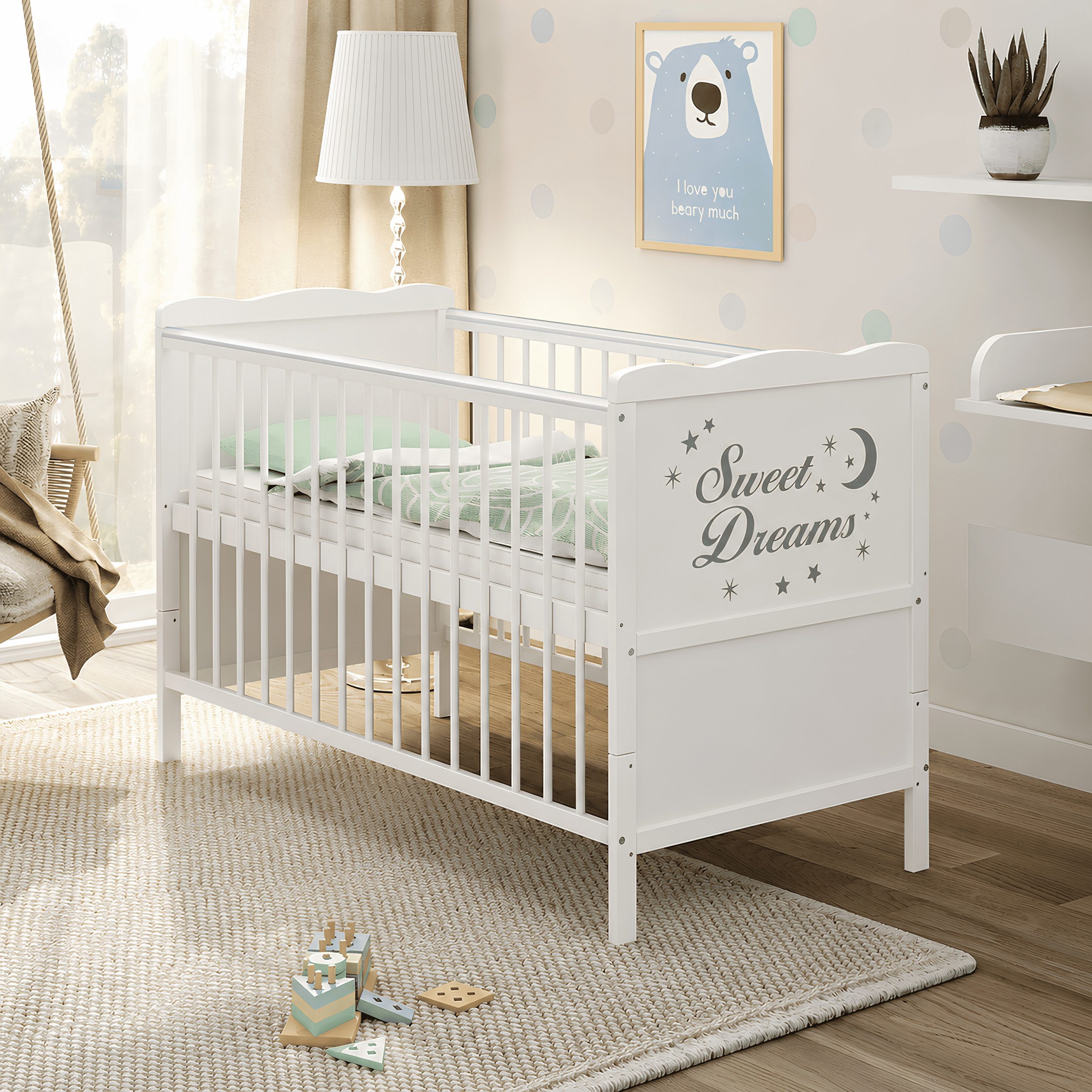 Baby-Delux Babybett Sweet Dreams, Kinderbett Gitterbett 140x70 weiß mit Beißschienen, Matratze umbaubar