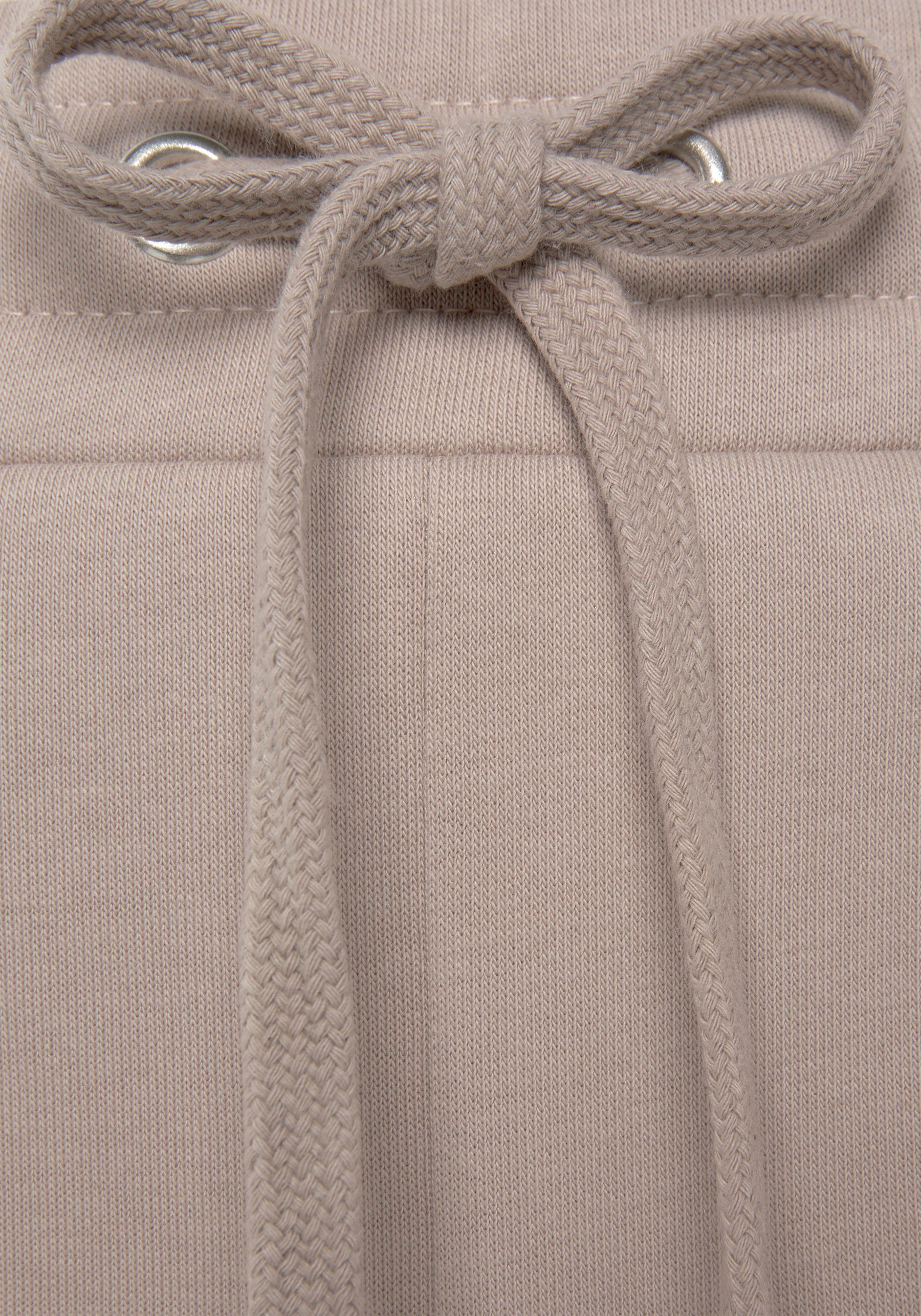 LASCANA Relaxshorts mit seitlichen Taschen und Logostickerei, Loungewear