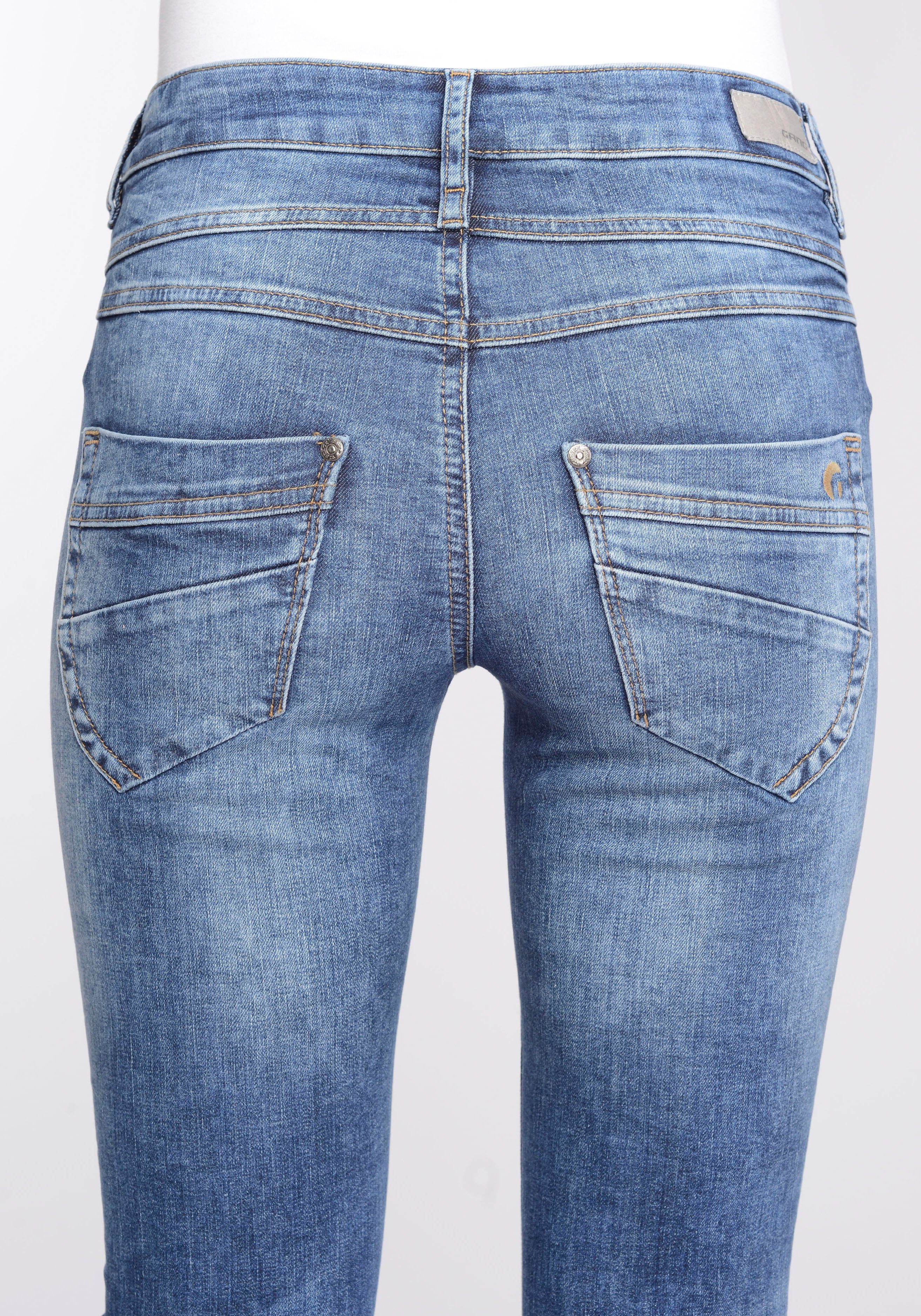 GANG Skinny-fit-Jeans 94MORA (mid Passe Wash mit vorne und 3-Knopf-Verschluss Midblue blue)