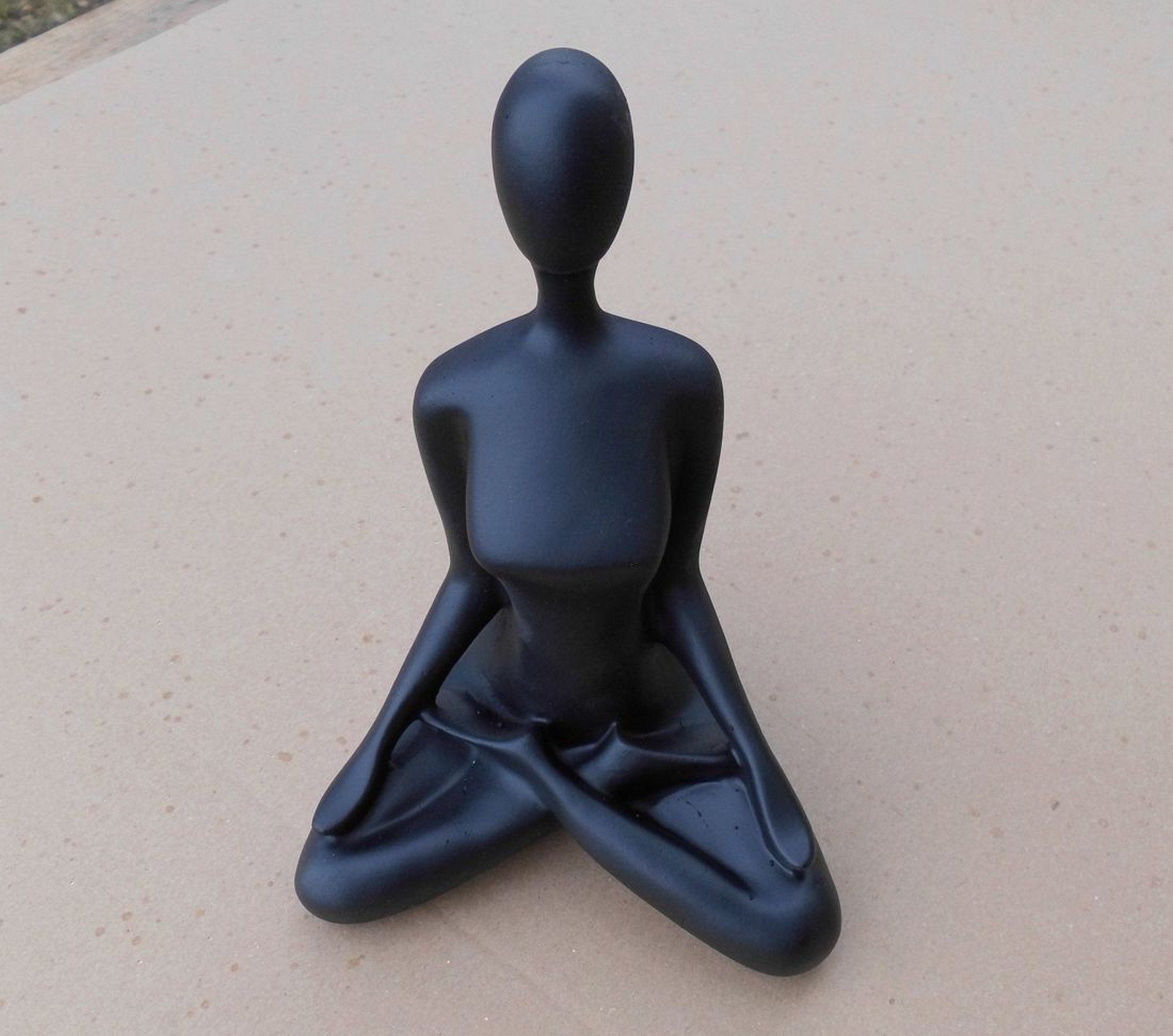 Deko-Impression Dekofigur Statue Skulptur Yoga Frau sitzend Fengshui Arme flach schwarz 20 cm (1 St)