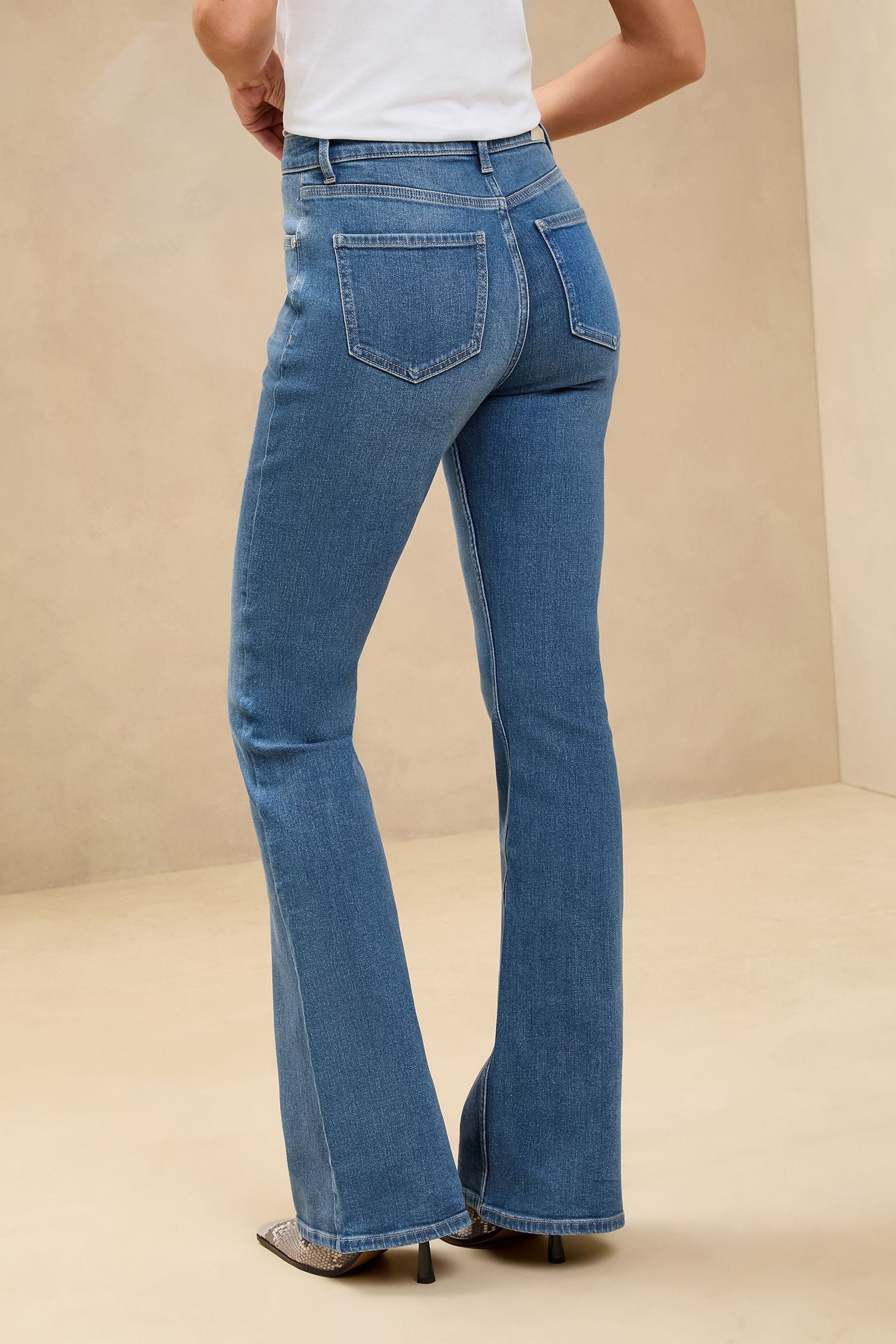 LIPSY Schlagjeans Ausgestellte Jeans mit mittlerem Bund, Regular (1-tlg)