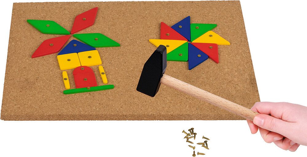 goki Spiel Hammerspiel XXL - A4 Korkplatte, 100 Holzplättchen, 110 Nägel