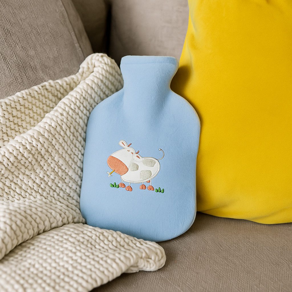 Fashy Wärmflasche Fashy Wärmflasche für Kinder Kuh Motiv mit Fleecebezug blau, (1-tlg), Abnehmbarer Fleecebezug