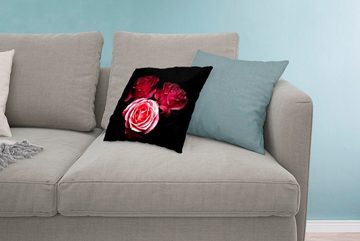 MuchoWow Dekokissen Ein Foto von rosa Rosen mit schwarzem Hintergrund, Zierkissen mit Füllung für Wohzimmer, Schlafzimmer, Deko, Sofakissen