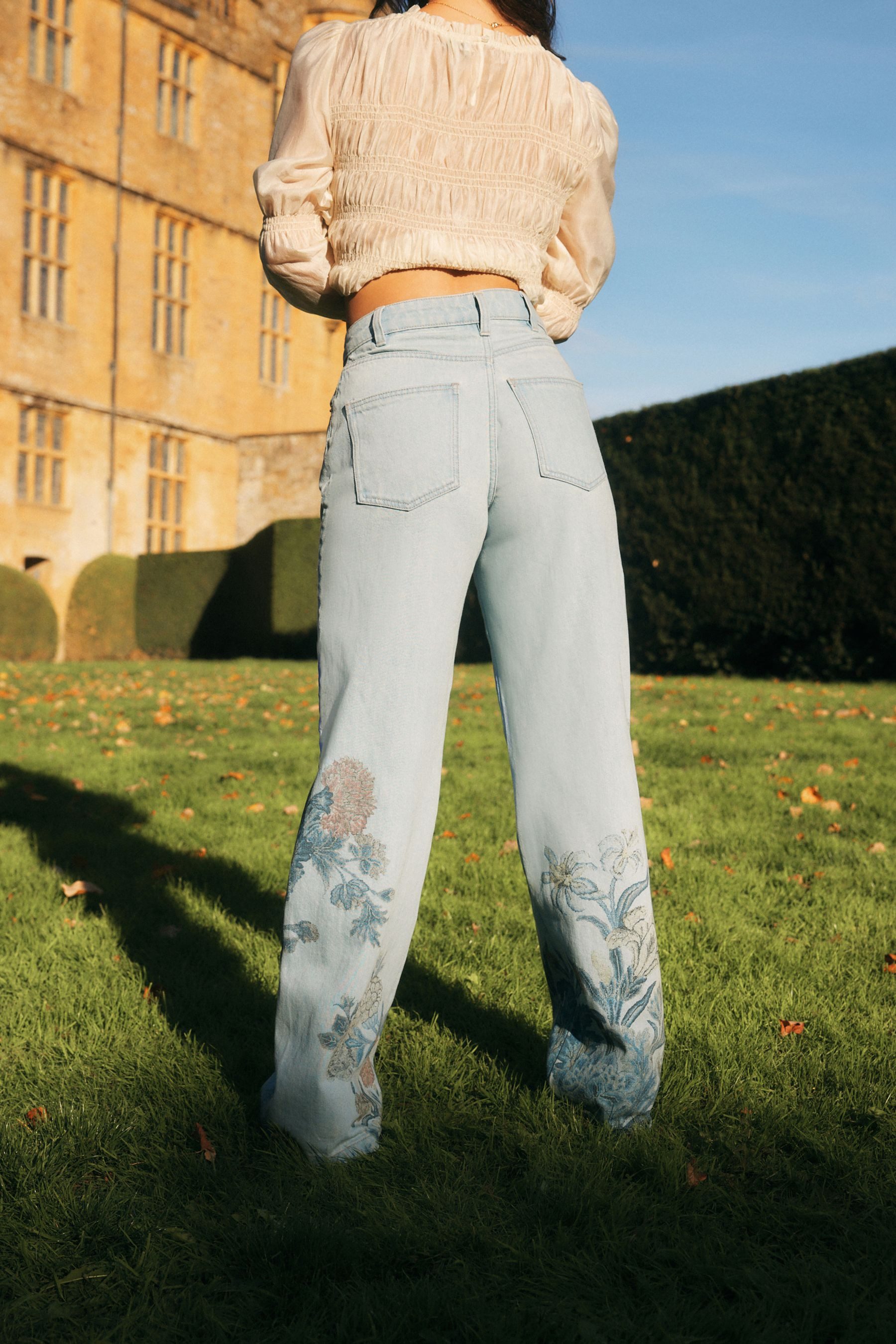 Next Weite Jeans National Trust x Next Jeans, Kreuzstich, Kurzgröße (1-tlg)