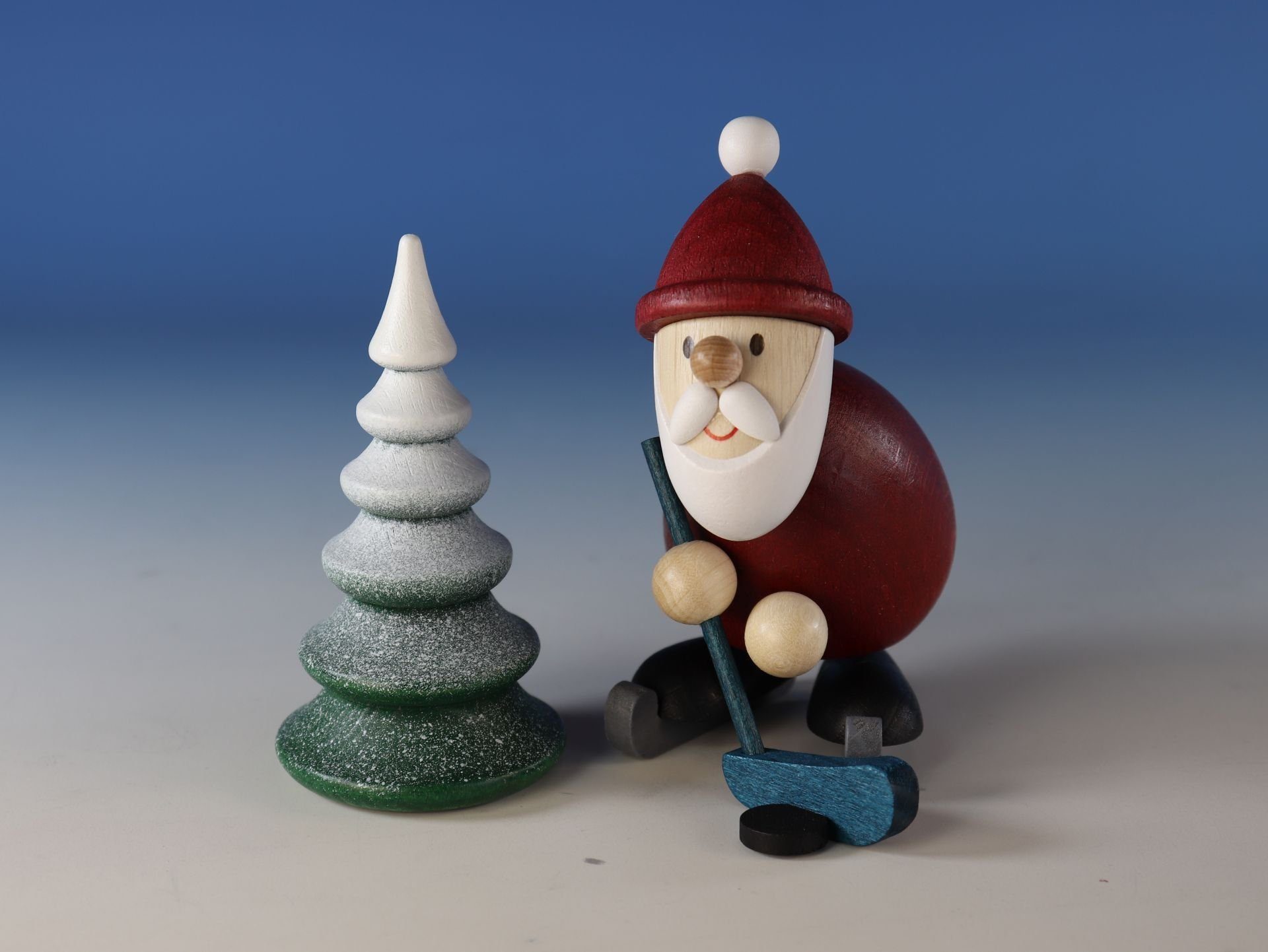 Ullrich Kunsthandwerk Weihnachtsfigur Miniaturfigur Weihnachtsmann Eishockeyspieler mit verschneiten Baum Bx