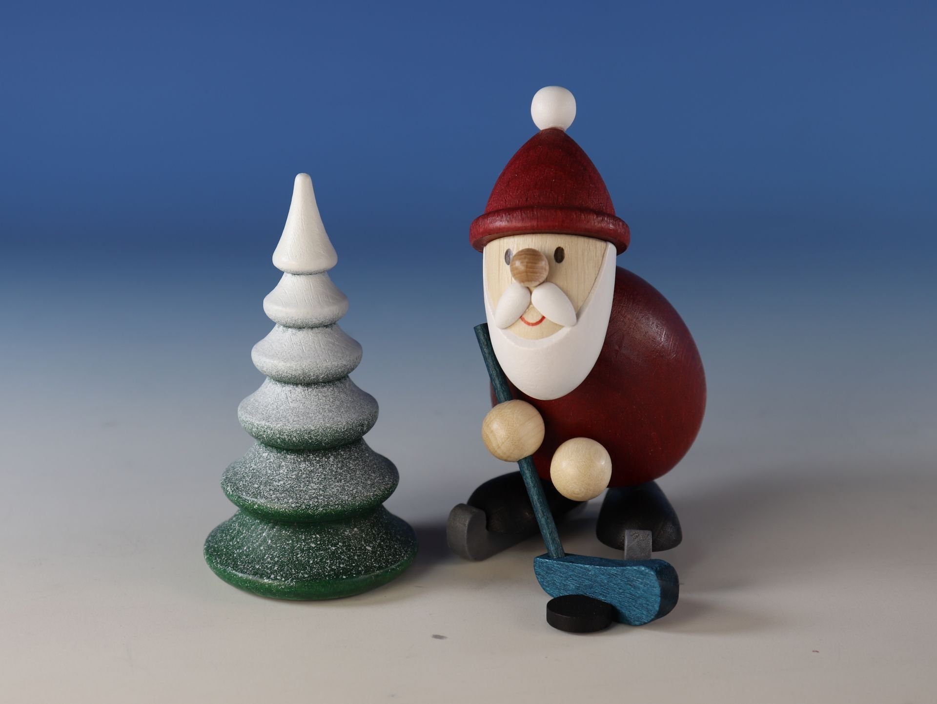 Ullrich Kunsthandwerk Weihnachtsfigur Miniaturfigur Weihnachtsmann Eishockeyspieler mit verschneiten Baum