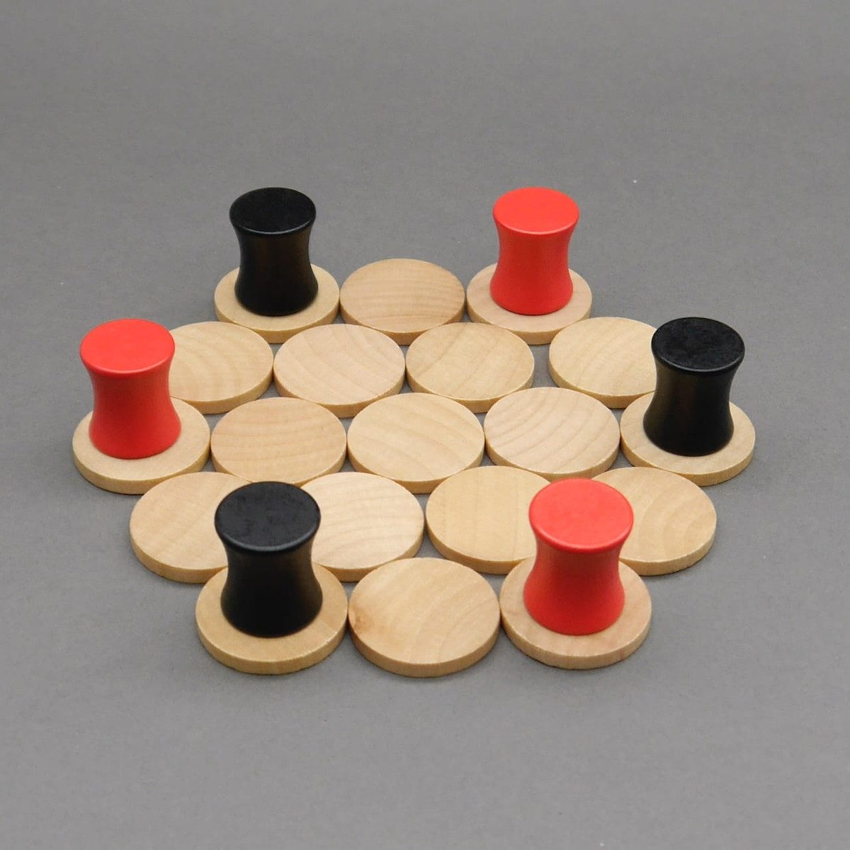 Helvetiq Spiel NONAGA - Duell auf engstem Raum, Strategiespiel, Holzspiel