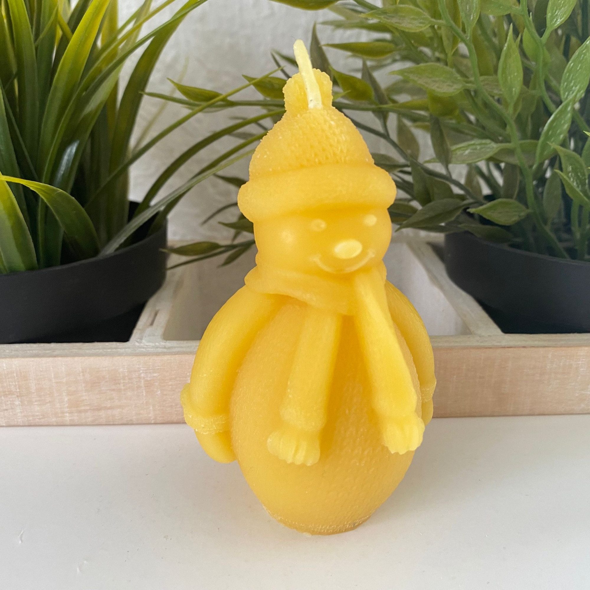 Aspinaworld Bienenwachskerze Schneemann Kerze mit Schal 10 cm natur – Mütze mit Bündchen (1-tlg)