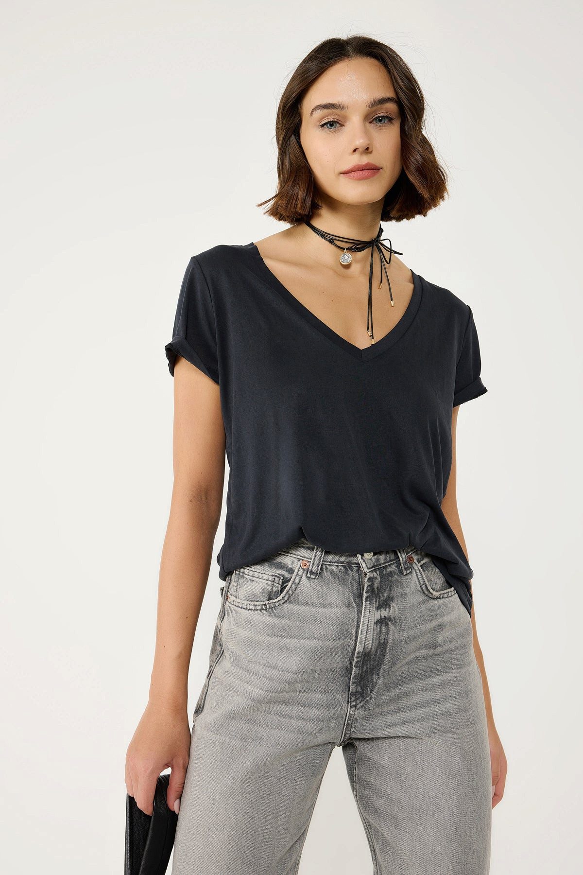 T-Shirt T-Shirt mit umgeschlagenen Ärmeln und V-Ausschnitt