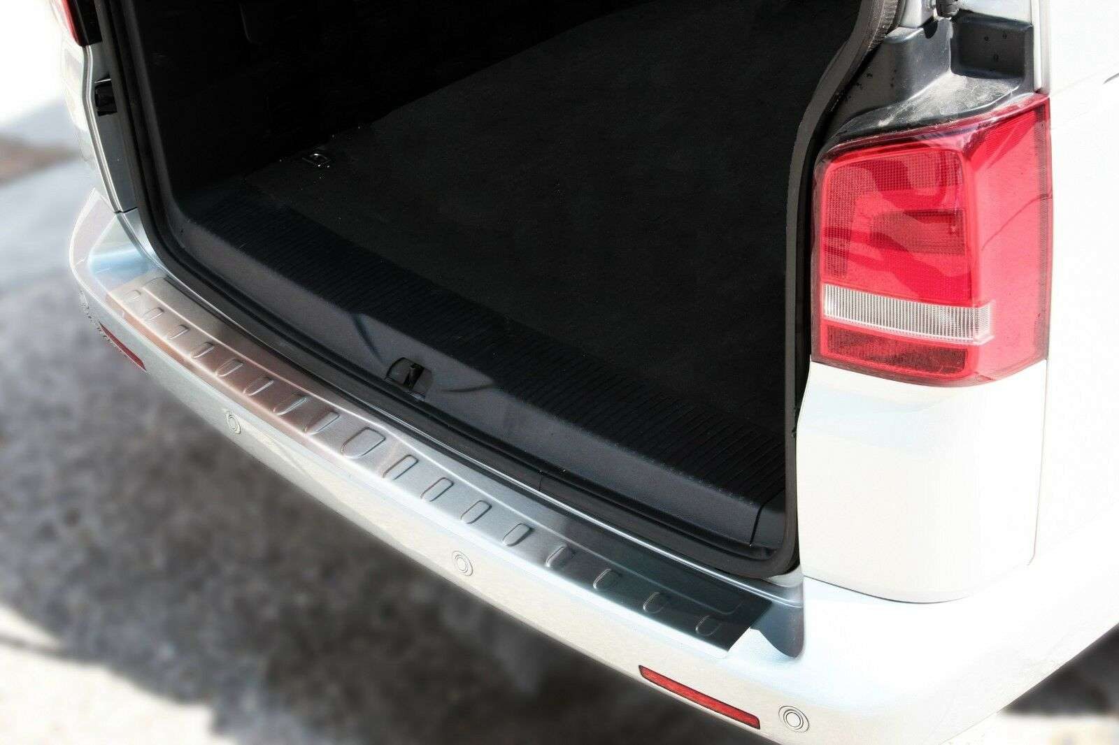 RECAMBO Ladekantenschutz für VW T5, VW T6, ab 2003-, 130CM + Stoßstangenschutz, V2A rostfrei, Exklusive Optik, praktischer Schutz & perfekte Passform