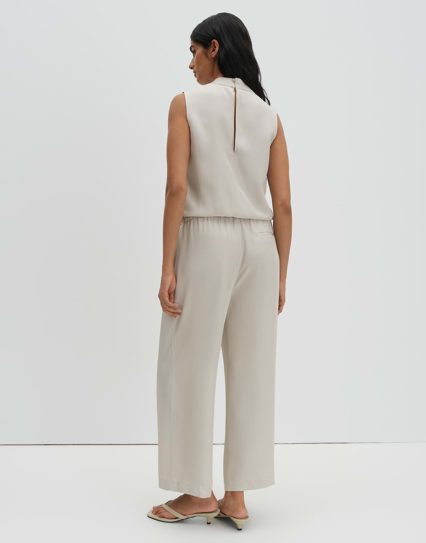 someday Jumpsuit Curea Jumpsuit aus Acetat mit fließendem Fall Lockere Passform, tailliert mit Gummibund und V-Ausschnitt