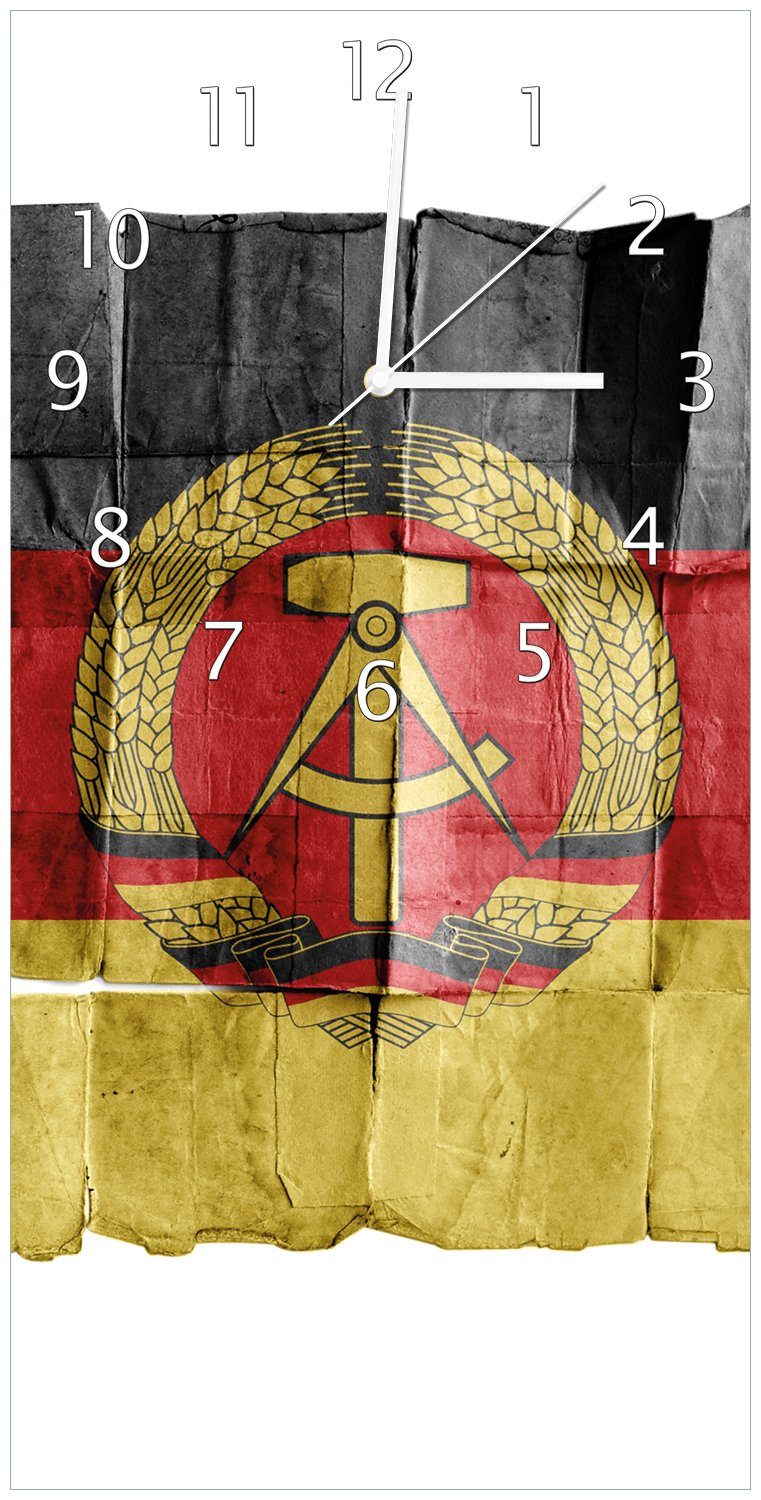 Wallario Wanduhr DDR Flagge auf altem Papier - schwarz rot gold (Uhr aus Acryl)