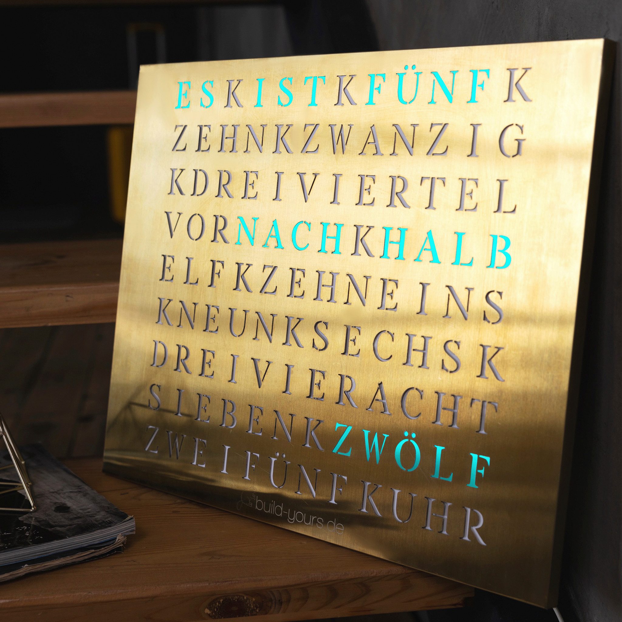 build-yours.de Wanduhr Wortuhr Jupiter in Deutsch - LED Wanduhr zum Aufhängen & Hinstellen (Elegante WordClock aus Stuttgart)