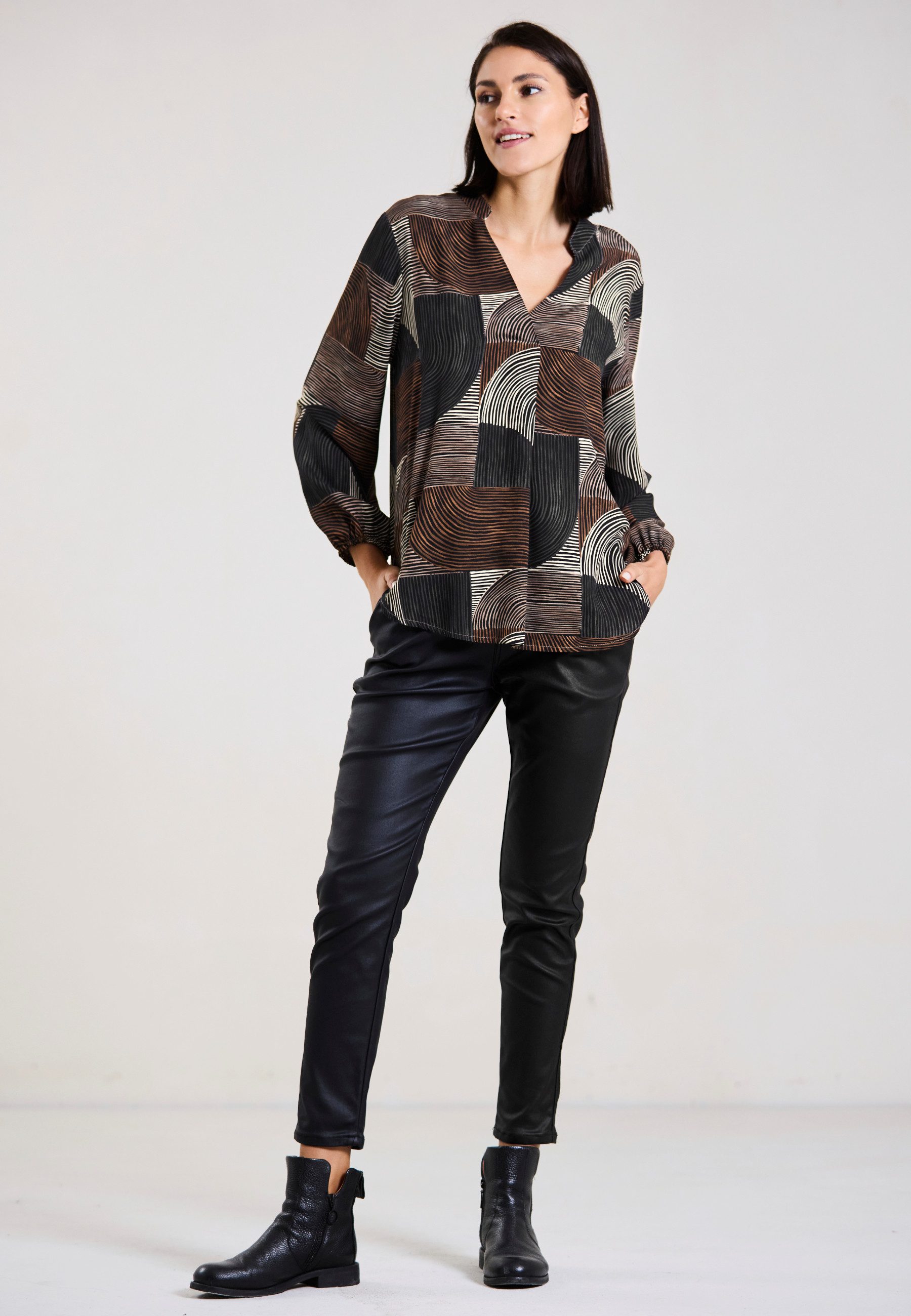 Andijamo-Fashion Schlupfbluse MOTION Grafischer Print in warmen Erdtönen günstig online kaufen