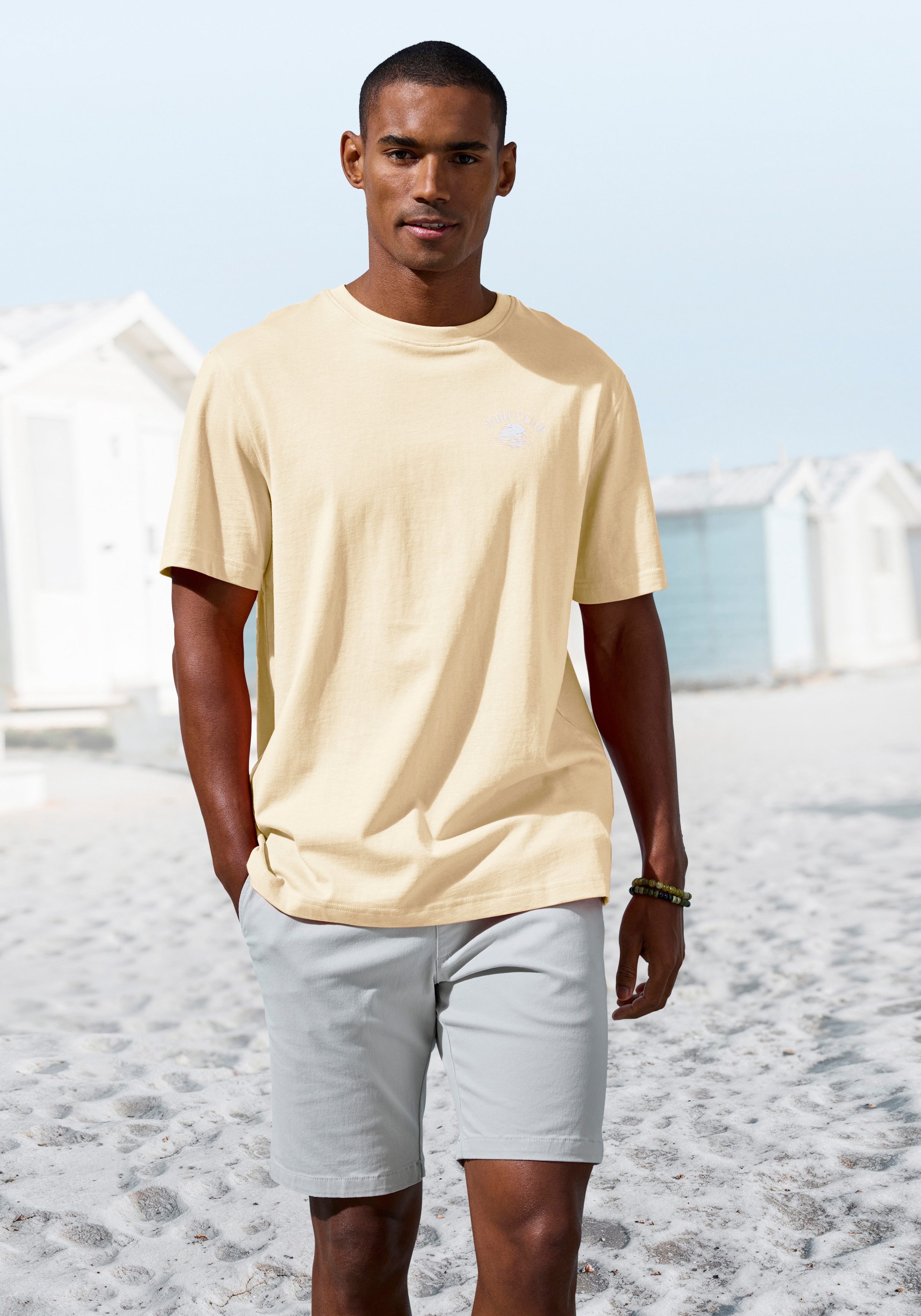 Beachtime T-Shirt, sommerliches Shirt mit modischem Surfer Print Regular-Fit, mit kleinem Print vorn und großem Print hinten