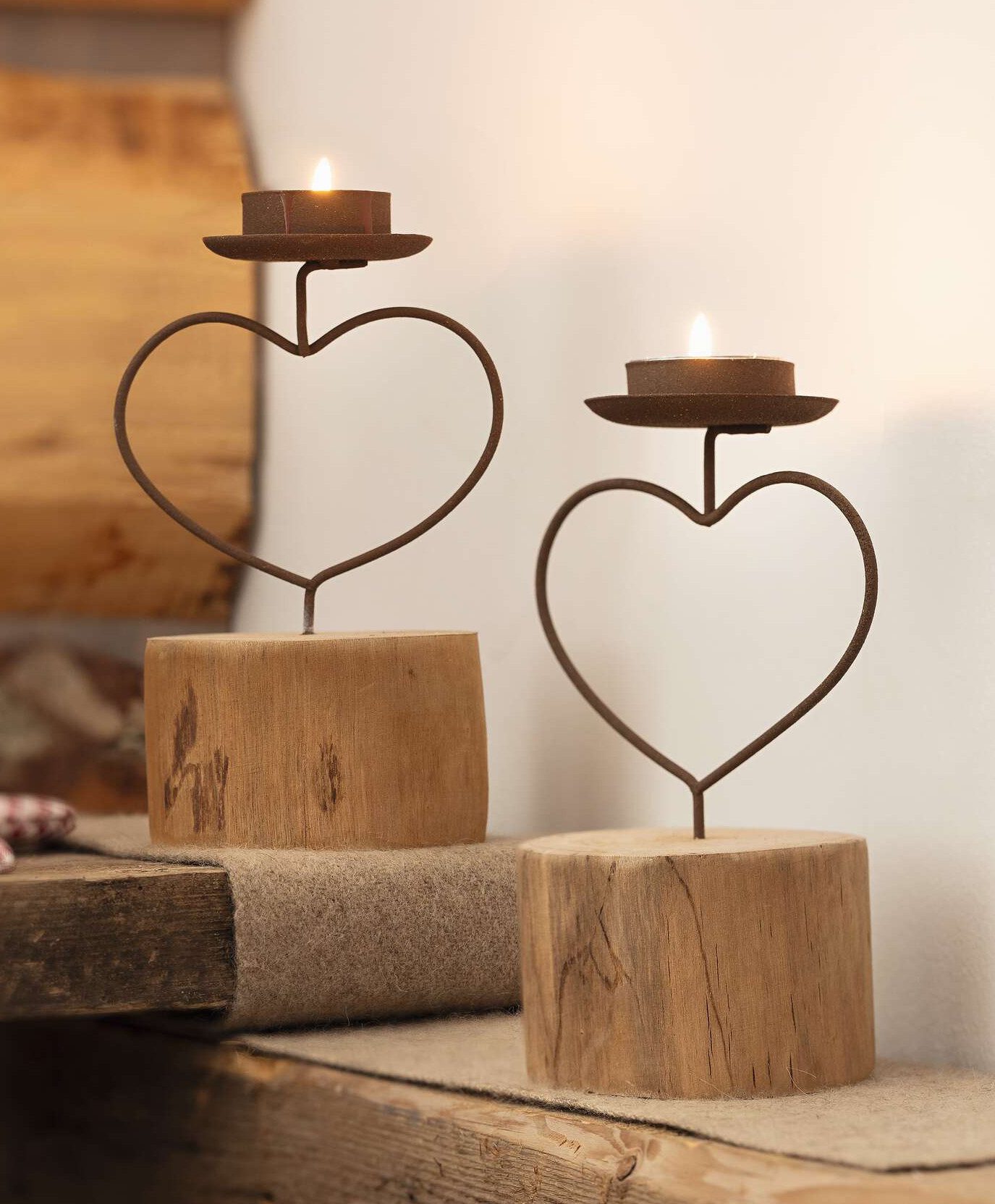 Dekoleidenschaft Teelichthalter „Herz“ Metall Rost Finish, Kerzenständer auf Baumscheibe, Kerzenhalter (2 St., im Set), Sockel aus Holz, Wohnzimmer & Balkon Deko