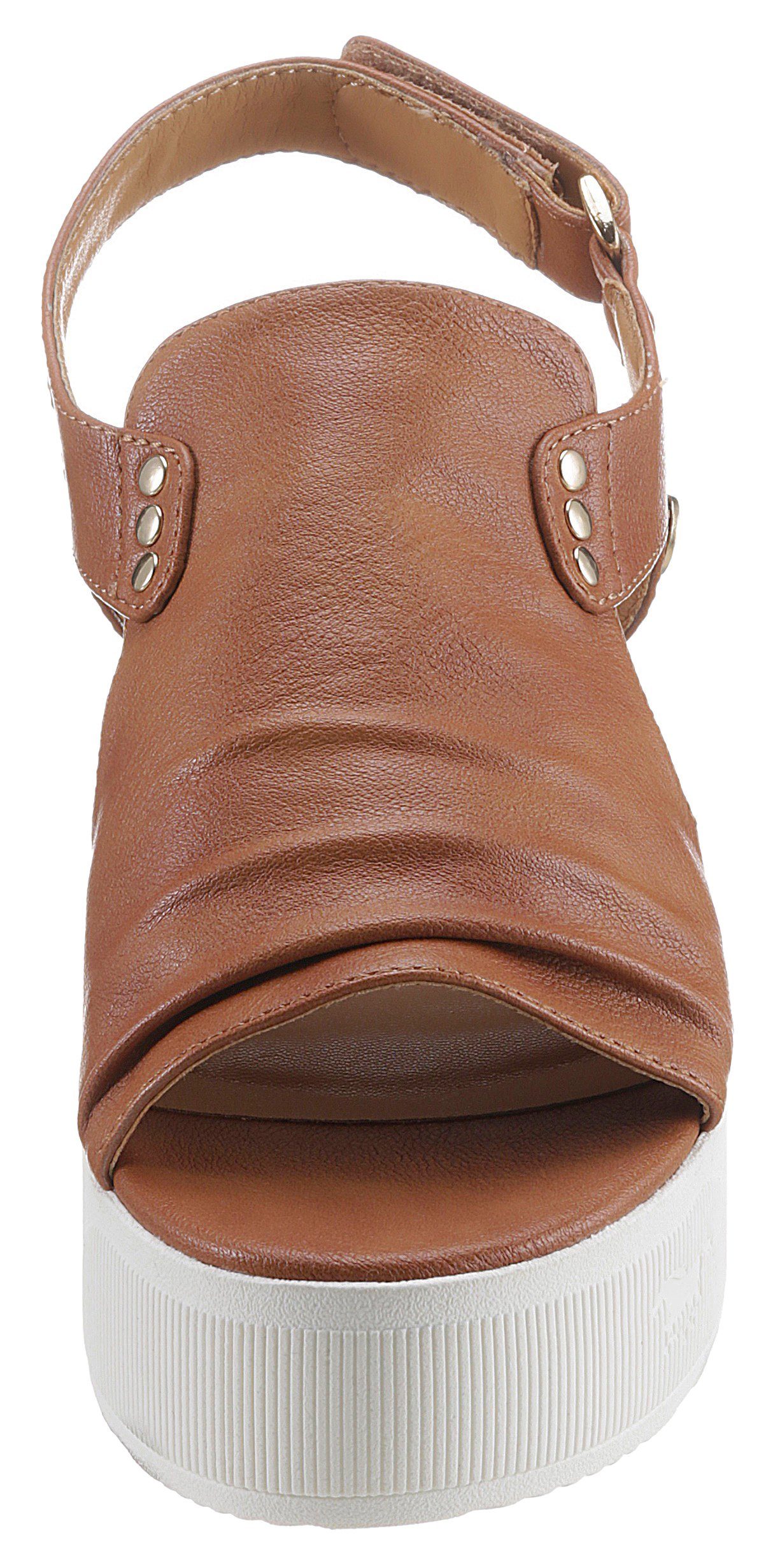 Mustang Shoes Keilsandalette cognac mit Klettriemchen