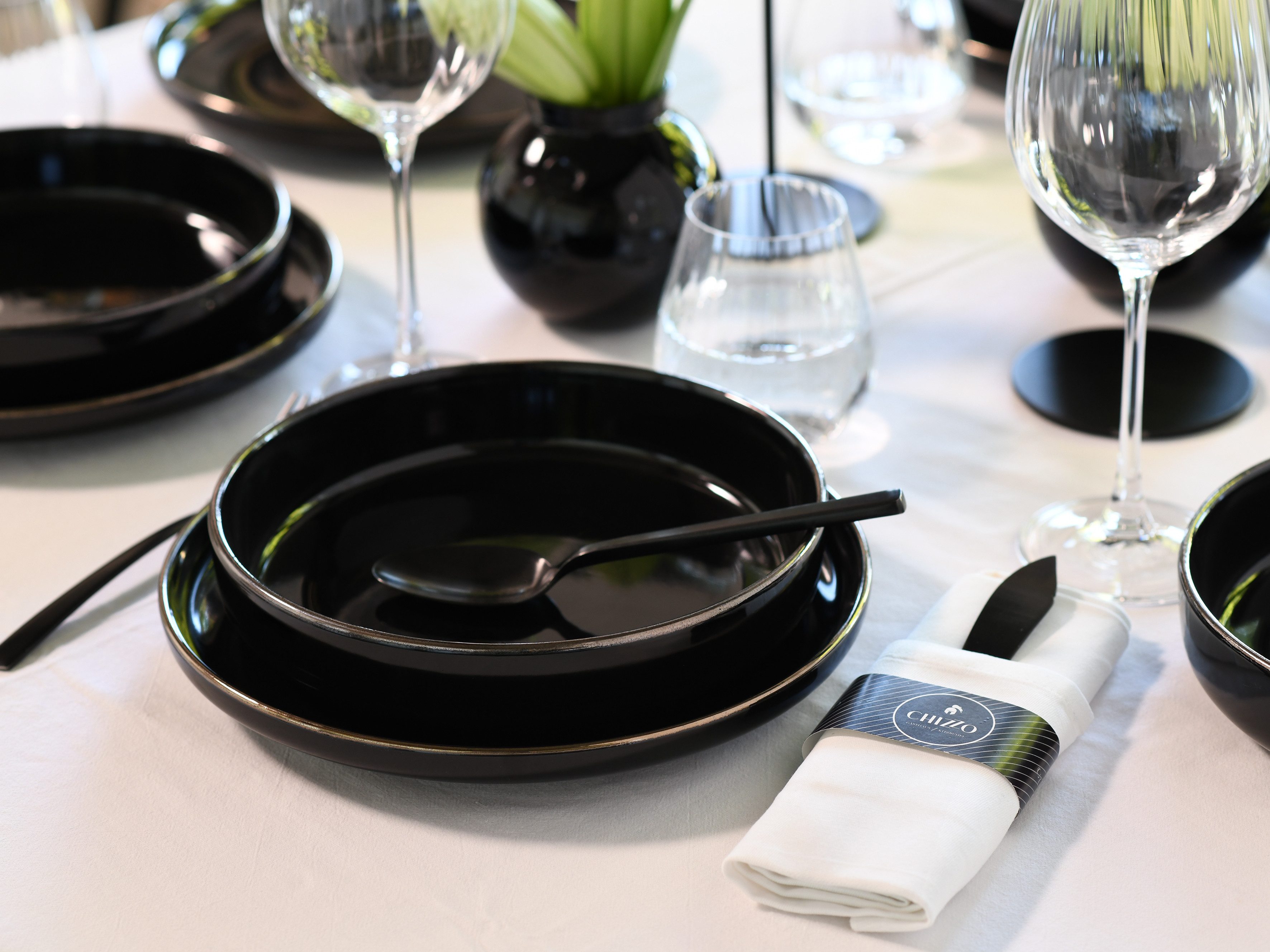 CreaTable Tafelservice Nordic Festive, Service 12-tlg. (12-tlg), 6 Personen, Steinzeug, Teller Set, Minimalistisches Design, Dezente goldene Akzente