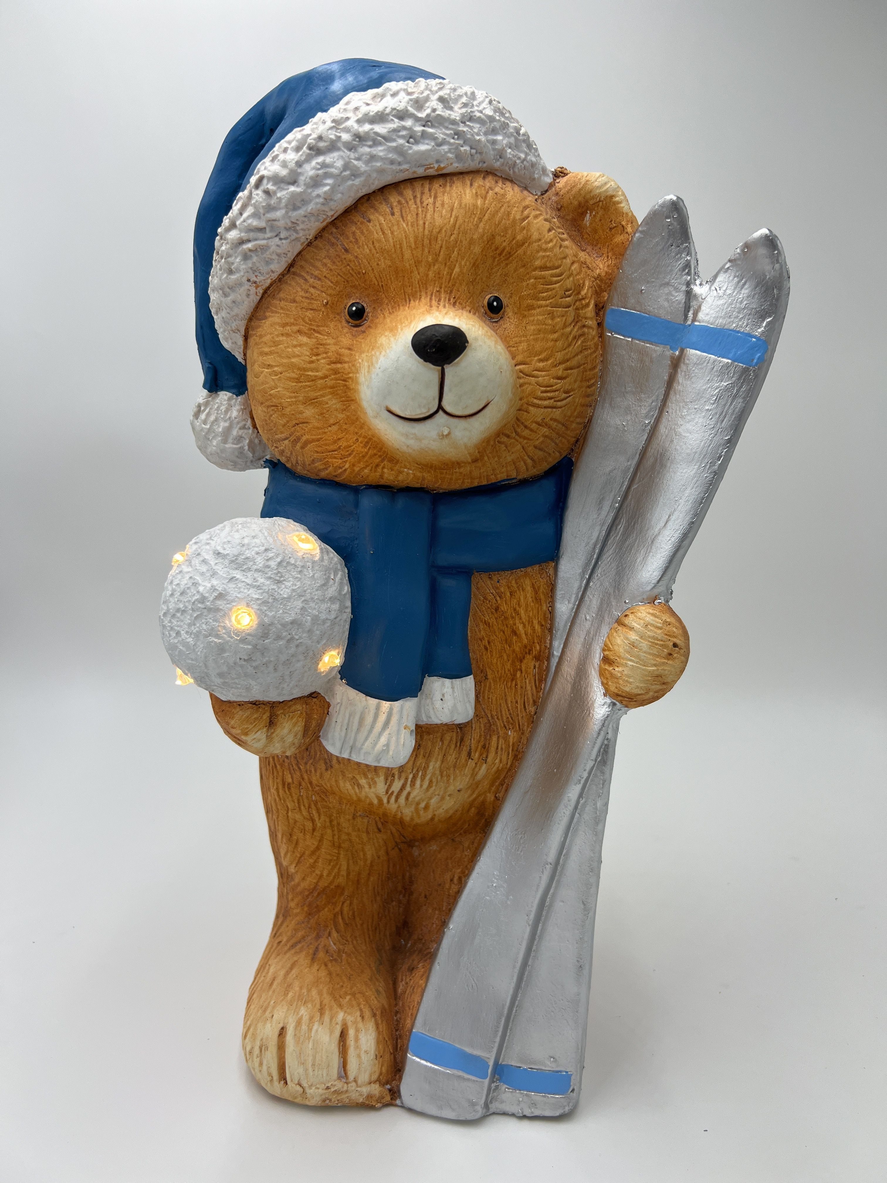 Dragimex Gartenfigur LED-Bär Ski mit beleuchtetem Schneeball, Magnesia, wetterfest, 44 cm