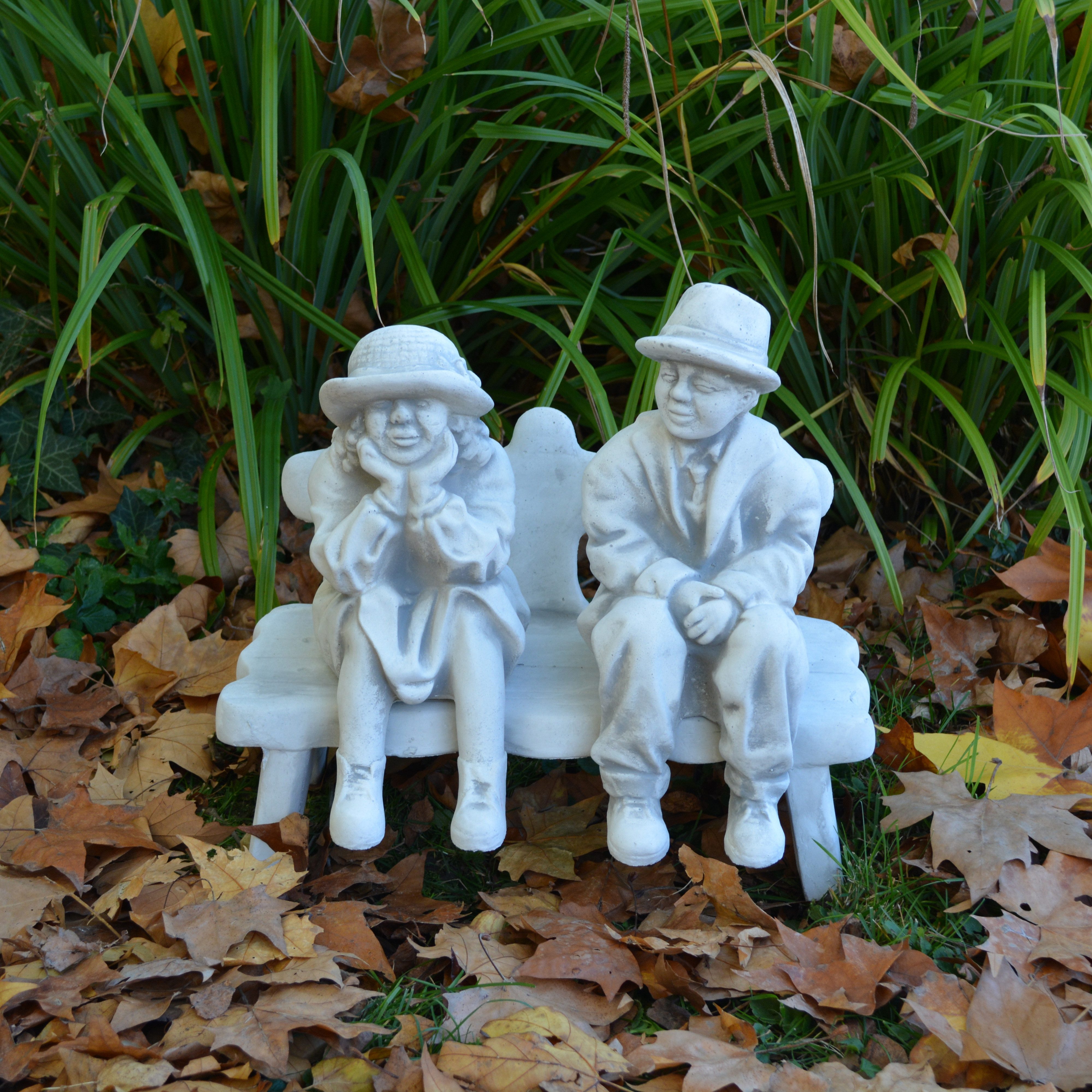 gartendekoparadies.de Gartenfigur Figur Mann und Frau auf der Sitzbank Kantensitzer, H. 43 cm, 24 kg, Frostsicher