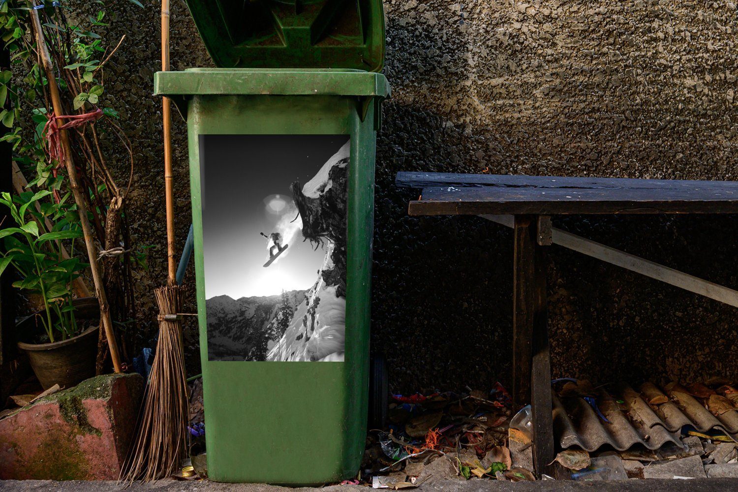 Mülleimer-aufkleber, hoch eine über (1 MuchoWow stürzt Wandsticker Snowboarder Sticker, Container, oben Ein Klippe Mülltonne, den Bergen St), in - Abfalbehälter