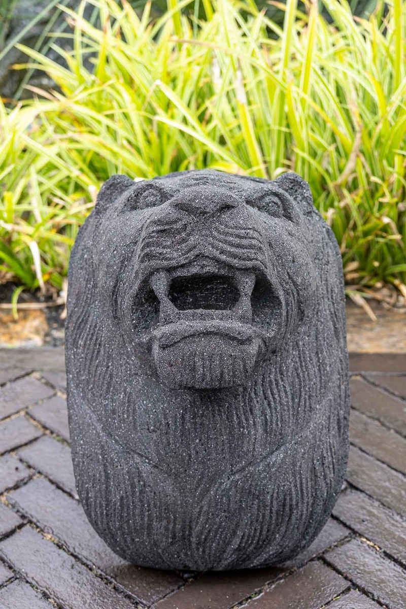 IDYL Gartenfigur IDYL Lavastein Figur Löwenkopf, Lavastein– ein Naturprodukt – sehr robust – witterungsbeständig gegen Frost, Regen und UV-Strahlung.