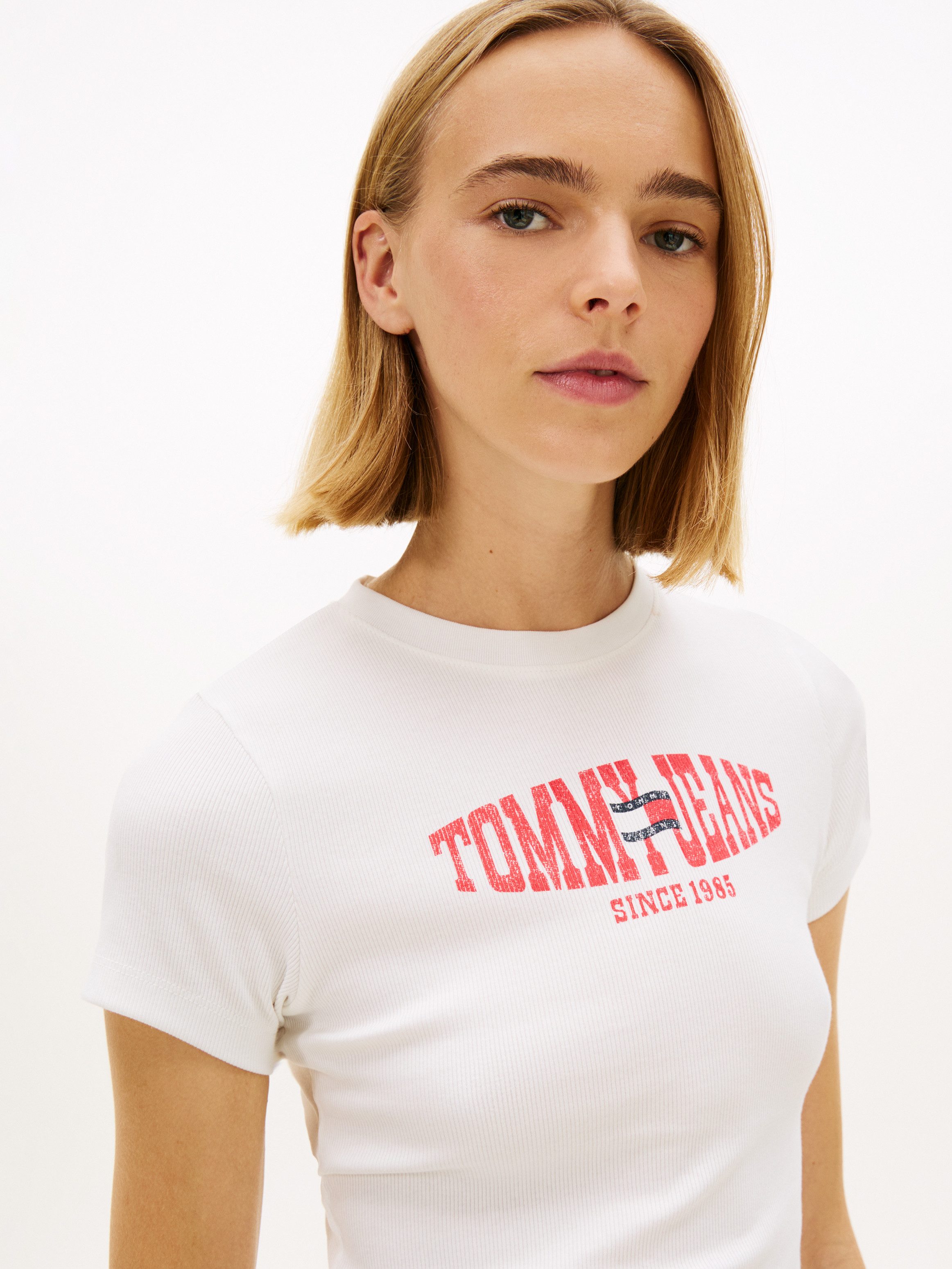 Tommy Jeans Kurzarmshirt TJW SLIM SHORT WAVY FLAG SS TEE mit Logoprint