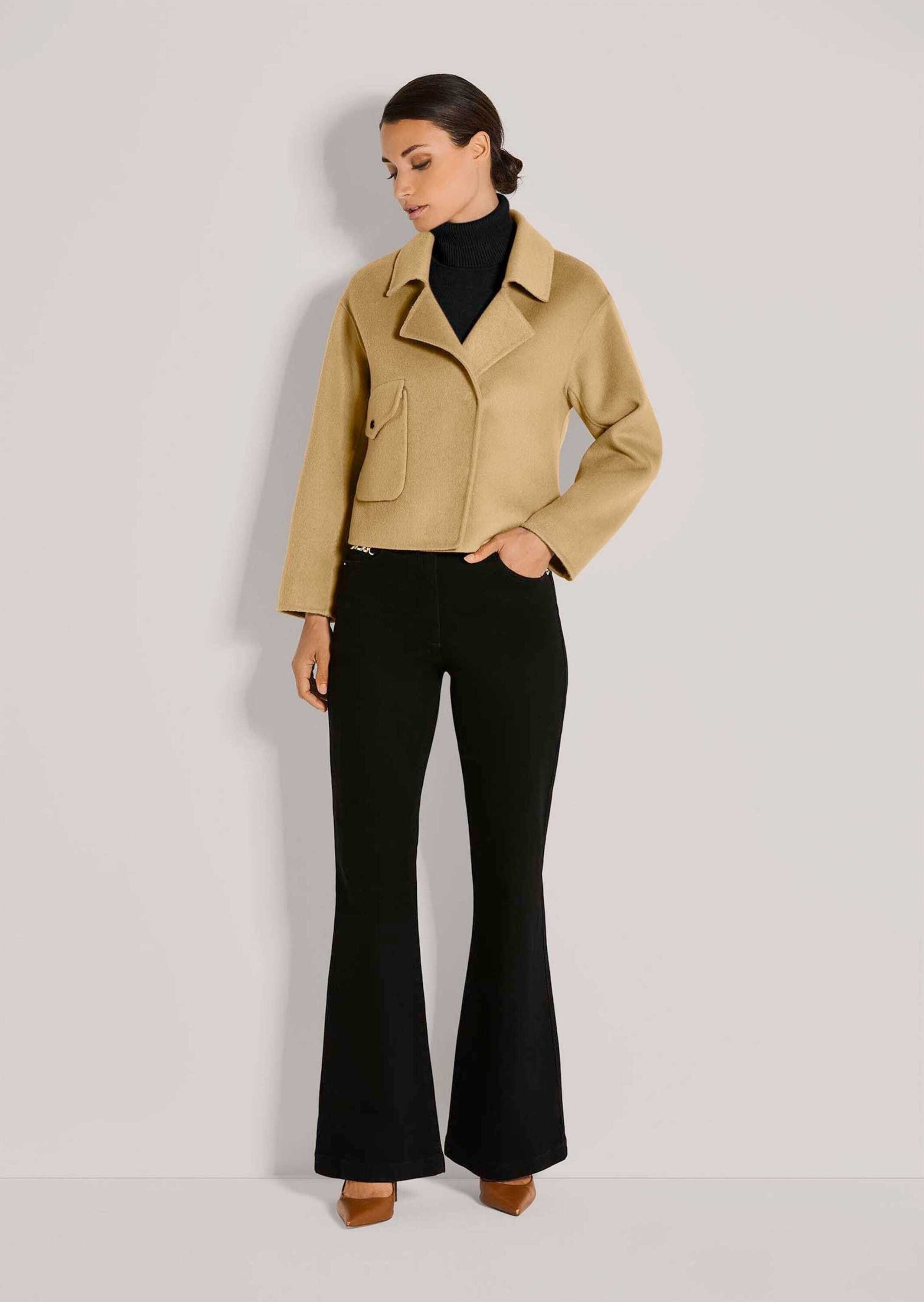 MADELEINE Outdoorjacke Elegante Jacke mit modernem Schnitt Kastige Form, Hemdkragen, verdeckte Knopfleiste, lange Ärmel