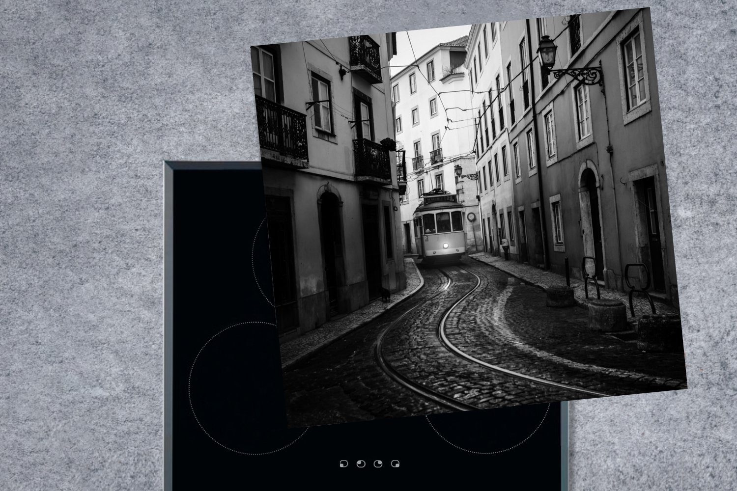 Schwarz Straße Arbeitsplatte für tlg), Herdblende-/Abdeckplatte MuchoWow - küche Lissabon Weiß, (1 - - Vinyl, cm, Ceranfeldabdeckung, 78x78