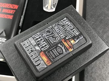 Zippo Feuerzeug Jack Daniel's Flasche Premium Set - Sturmfeuerzeug Geschenkidee (inkl. Geschenkbox, Feuersteine und Benzin)