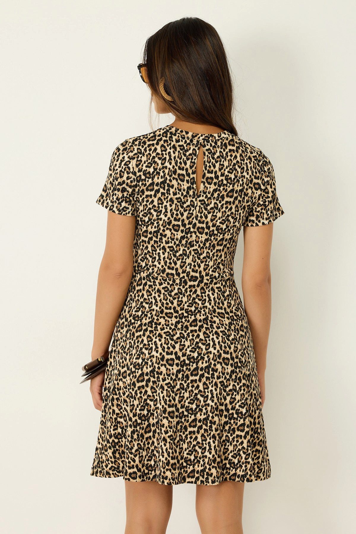 No Matter What Minikleid Minikleid mit Leopardenmuster und Rundhalsausschnitt – Bild 5 von 5