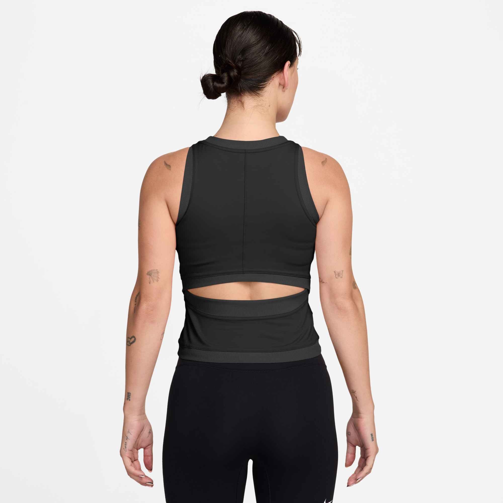 Nike Trainingstop W NK ONE DF TANK B mit Rundhalsausschnitt, aus Polyester und Elasthan, schnell trocknend