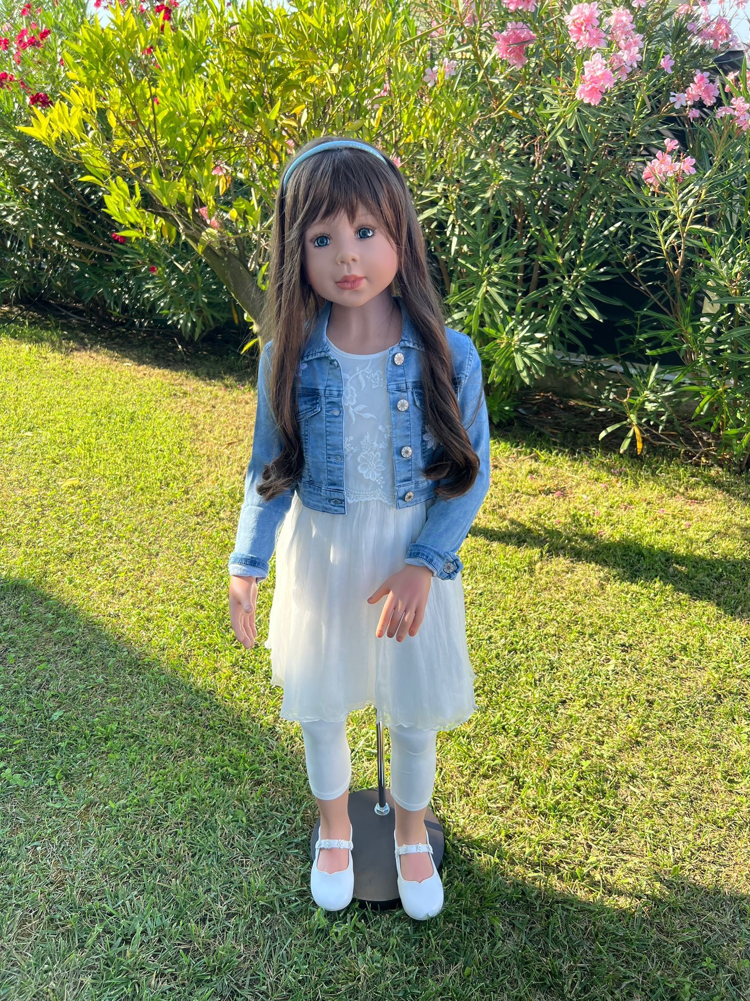CMTPUPPENGALERIE Stehpuppe Lili von Monika Levenig - braun mit Jeansjacke - 122 cm - (1-tlg)