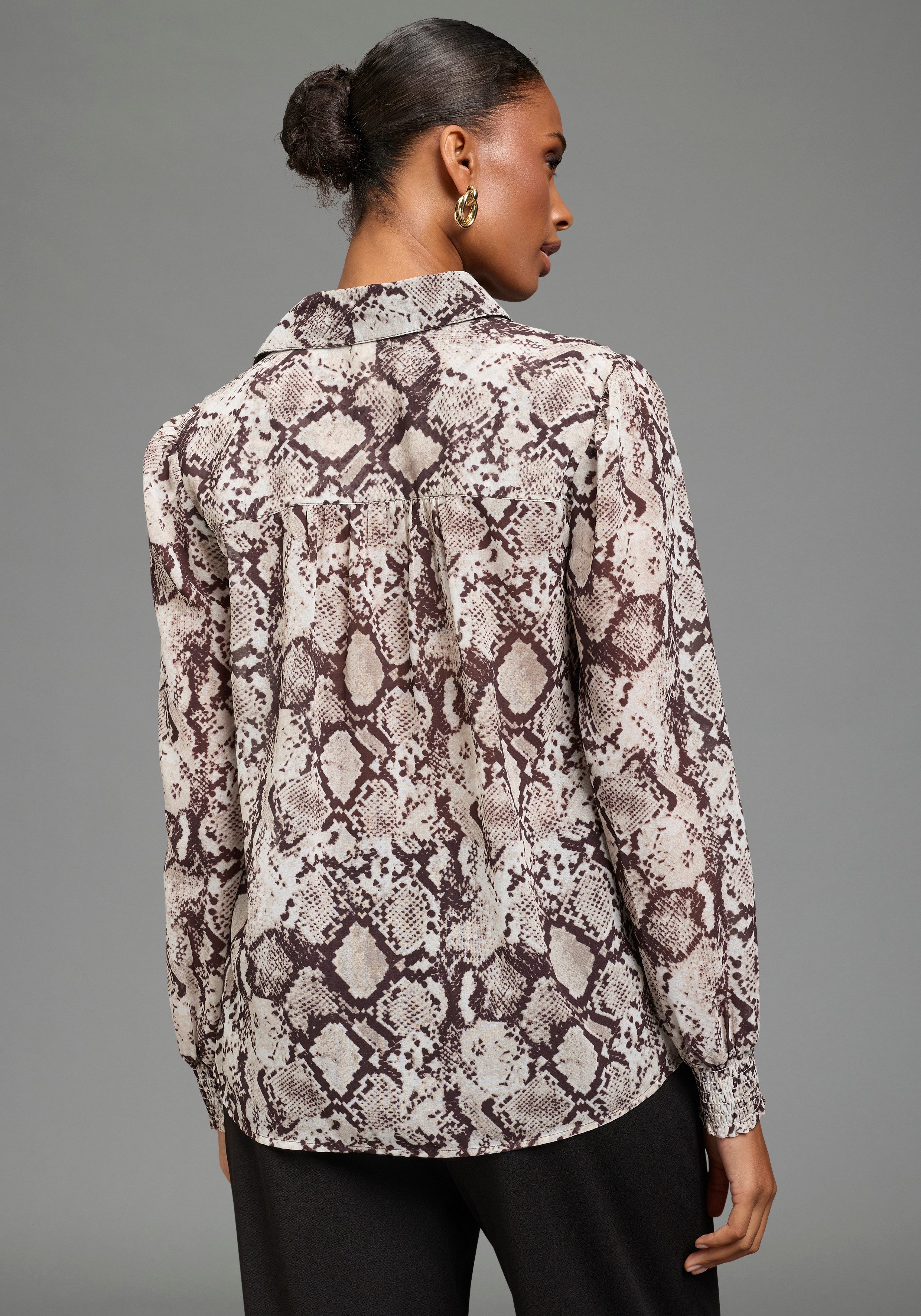 Laura Scott Langarmbluse femininer Stil, mit Puffärmeln, mit gesmoktem Ärmelabschluss. € 49,99, (€ 49,99 pro 1 Stk).