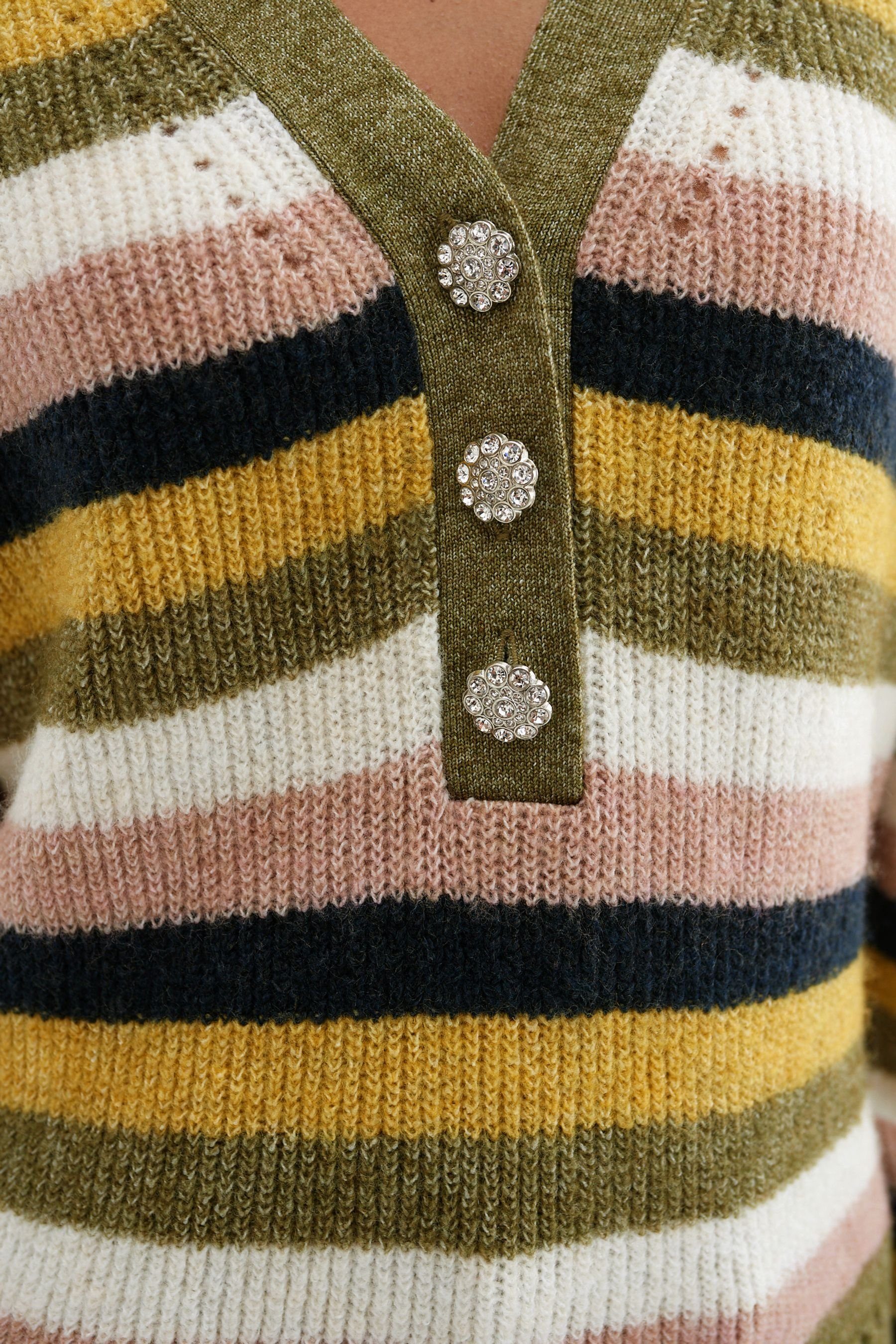 V-Ausschnitt Schmuckknopf V-Ausschnitt-Pullover mit Khaki und (1-tlg) Striped Next Green Pullover