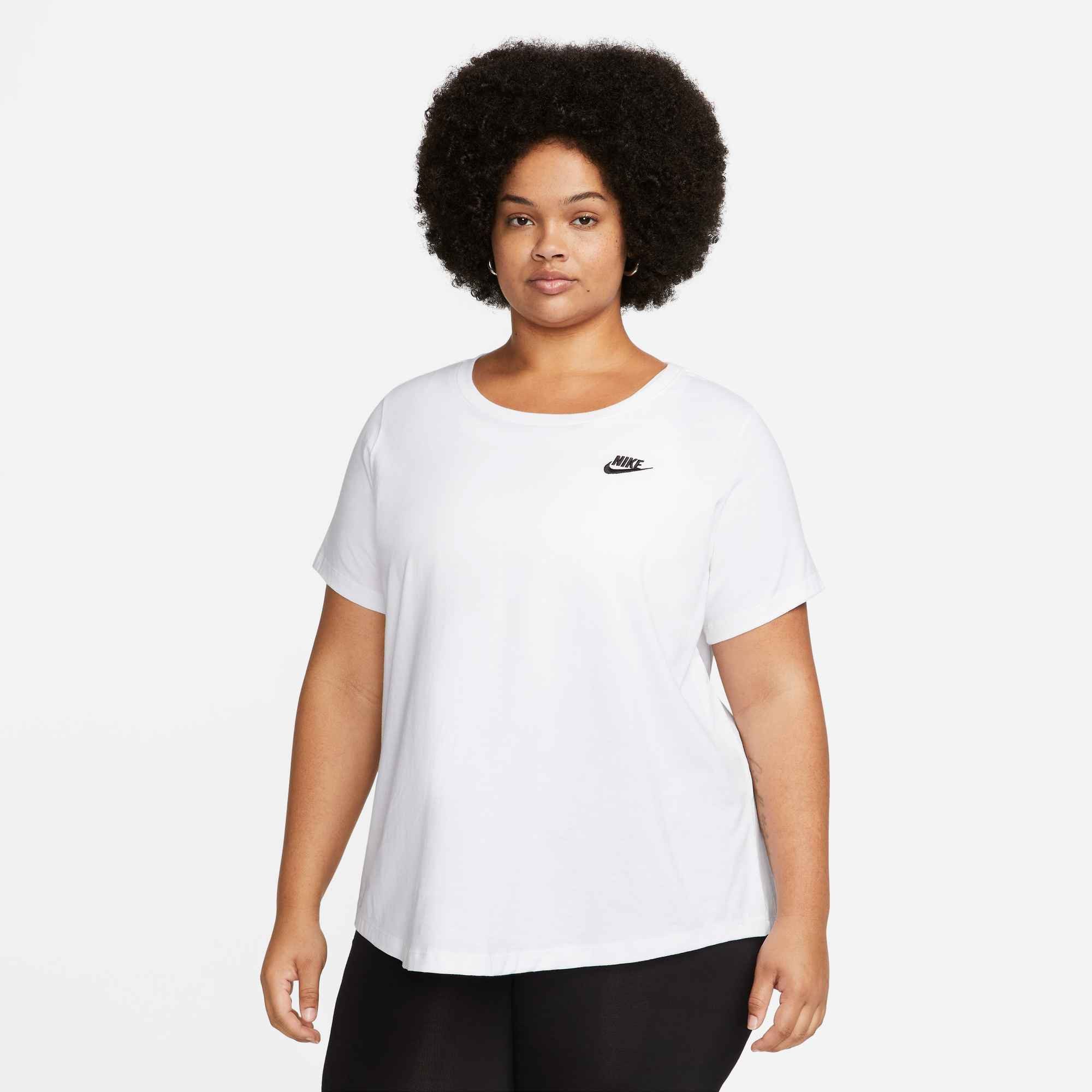 Nike Sportswear T-Shirt CLUB ESSENTIALS WOMEN'S T-SHIRT (PLUS SIZE) etwas weiterer Schnitt, kürzere Länge am Body, sportlicher Stil