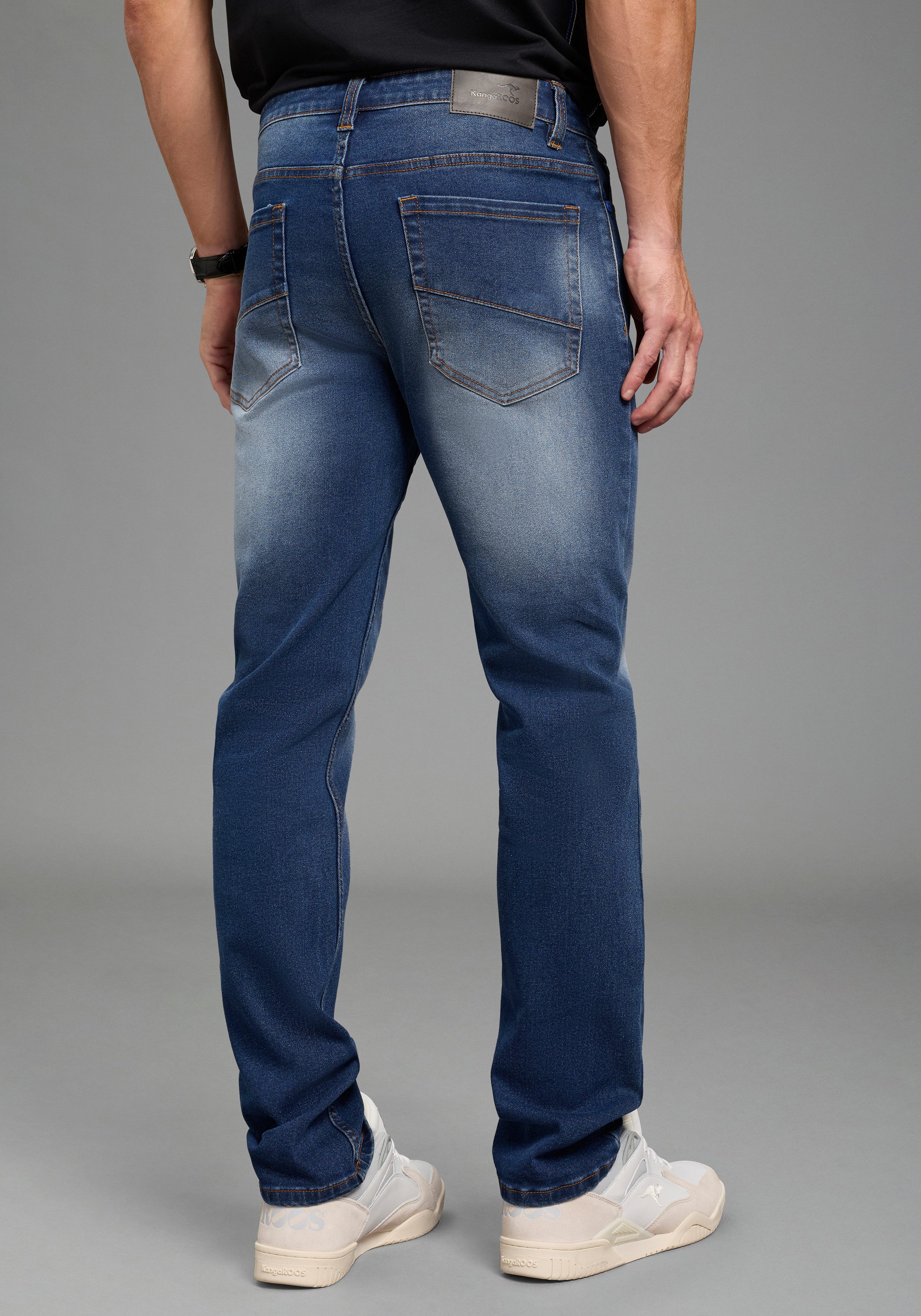 KangaROOS Jogg Pants Straight-Fit, normale Leibhöhe, mit Knopf-Applikation