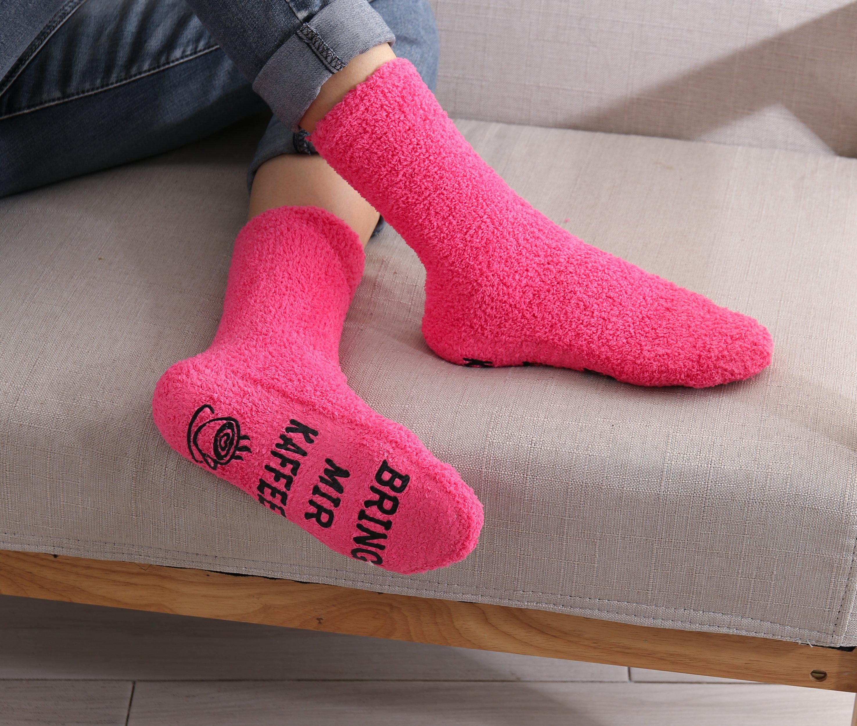 Lucadeau Kuschelsocken mit Spruch "bring mir Kaffee", Geschenk zum Geburtstag (Cupcake Verpackung, 1 Paar) rutschfest, Gr. 36-43, Geburtstagsgeschenk